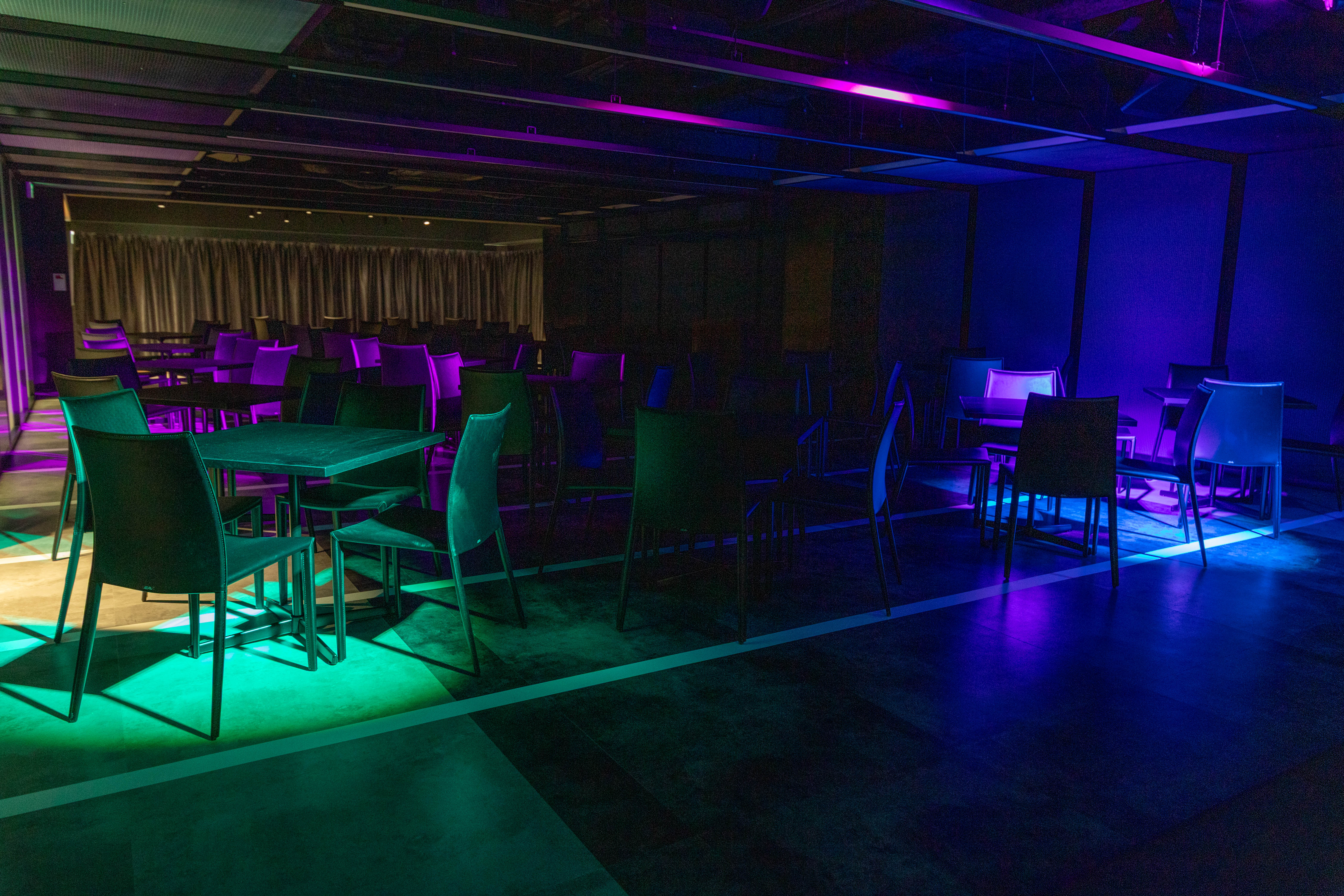 【新橋駅1分】各種パーティーやセミナーに適した黒を基調としたシックな雰囲気の貸切イベントスペース