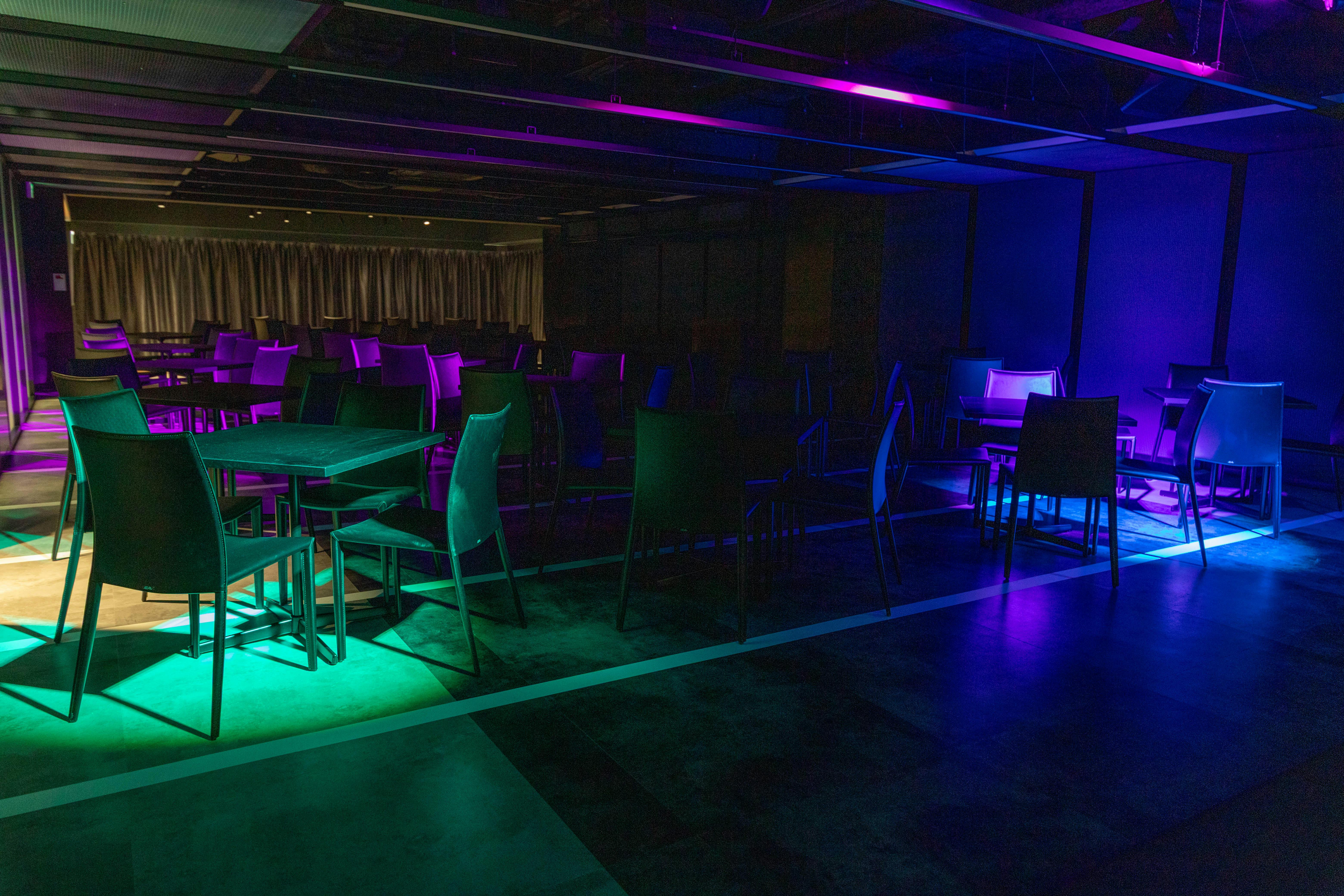 【新橋駅1分】各種パーティーやセミナーに適した黒を基調としたシックな雰囲気の貸切イベントスペース