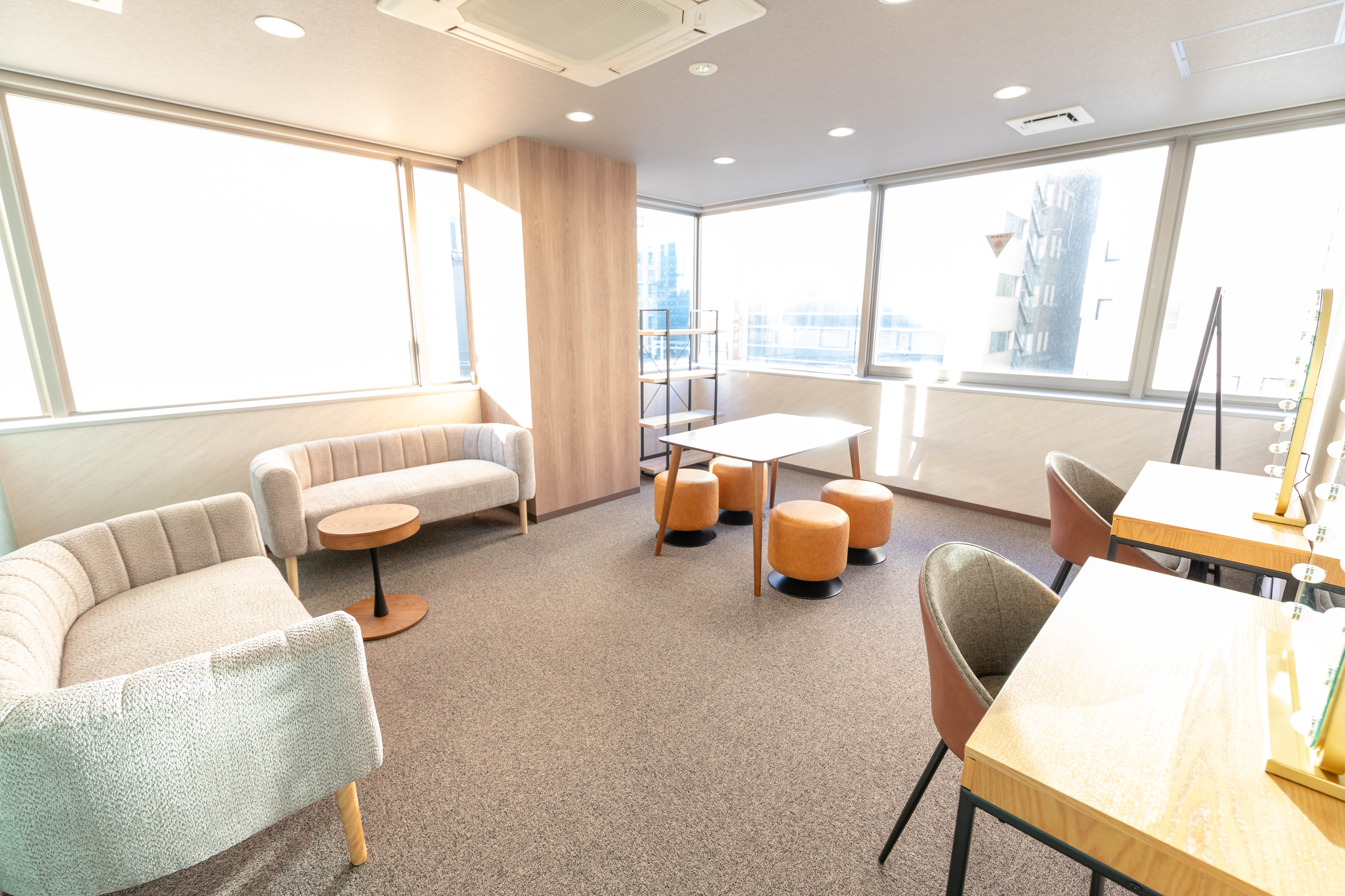 【新橋駅1分】各種パーティーやセミナーに適した黒を基調としたシックな雰囲気の貸切イベントスペース