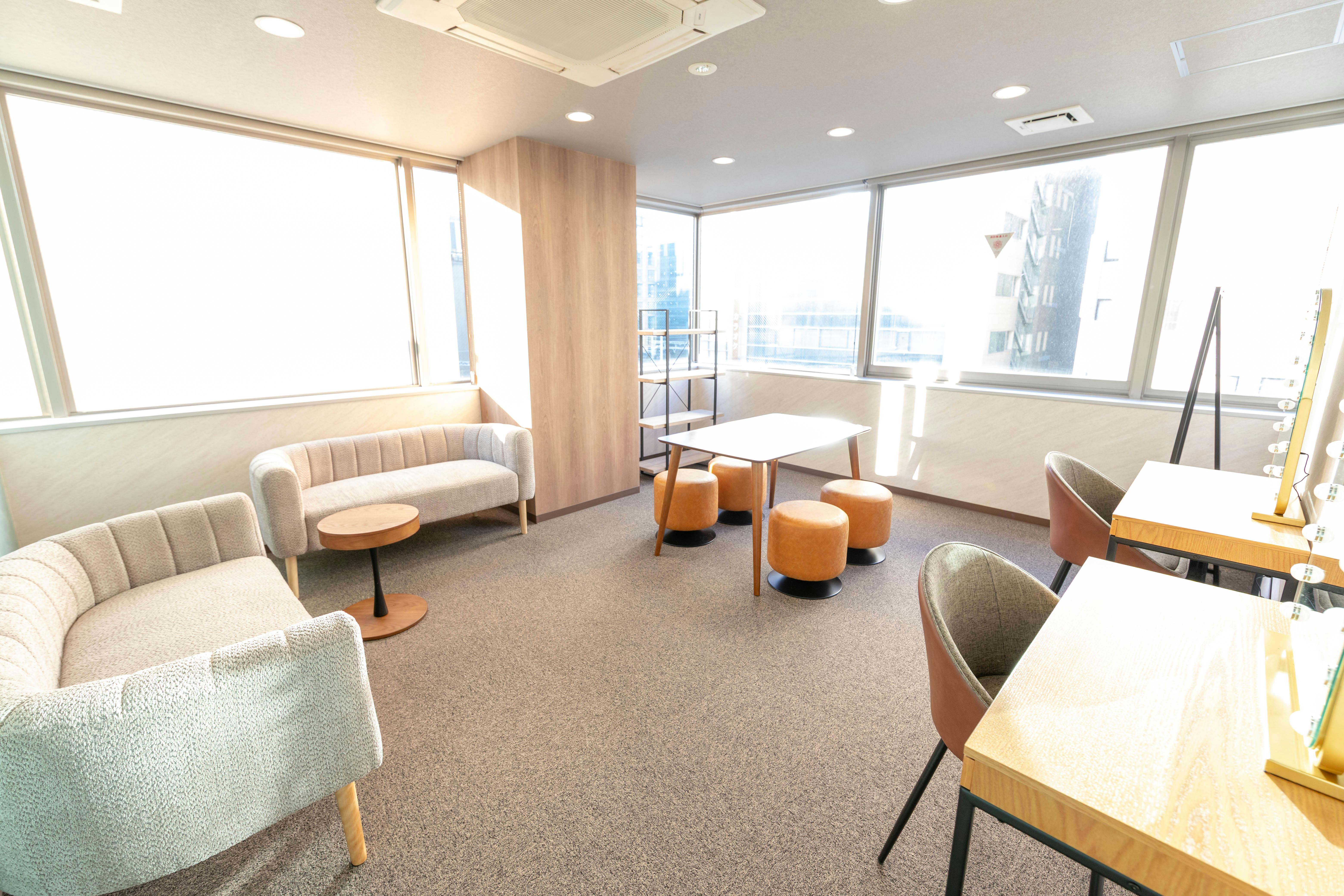 【新橋駅1分】各種パーティーやセミナーに適した黒を基調としたシックな雰囲気の貸切イベントスペース