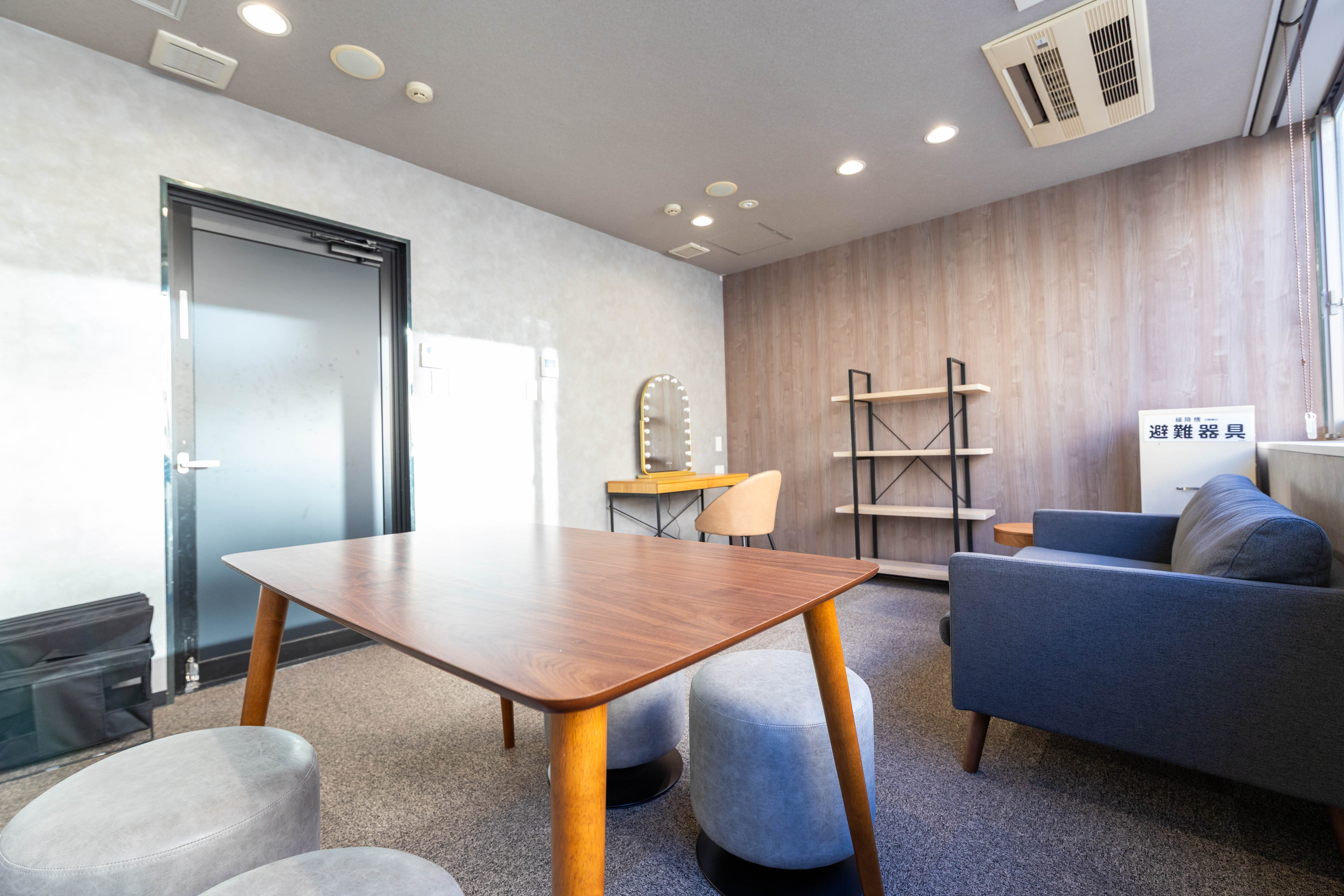 【新橋駅1分】各種パーティーやセミナーに適した黒を基調としたシックな雰囲気の貸切イベントスペース