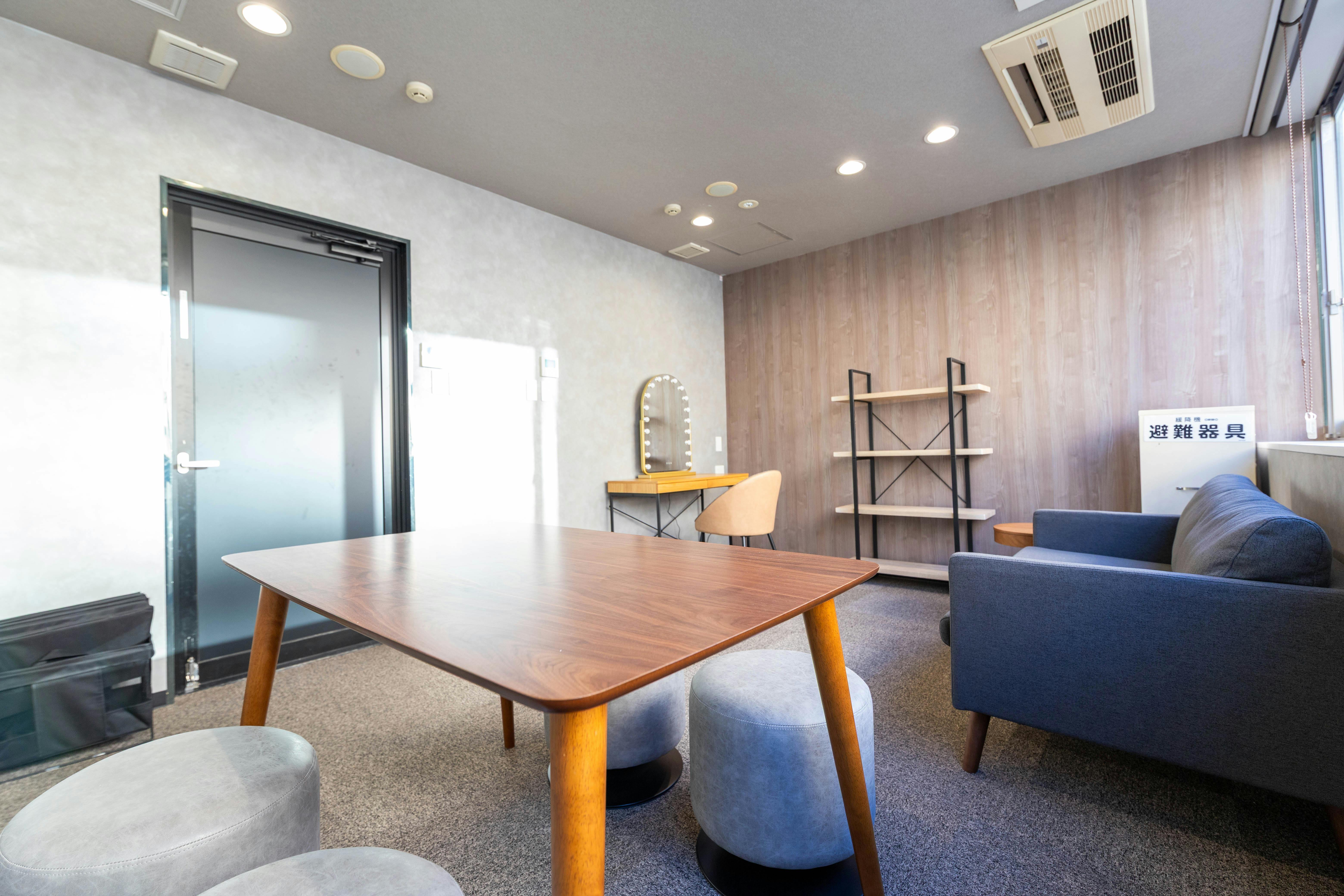 【新橋駅1分】各種パーティーやセミナーに適した黒を基調としたシックな雰囲気の貸切イベントスペース