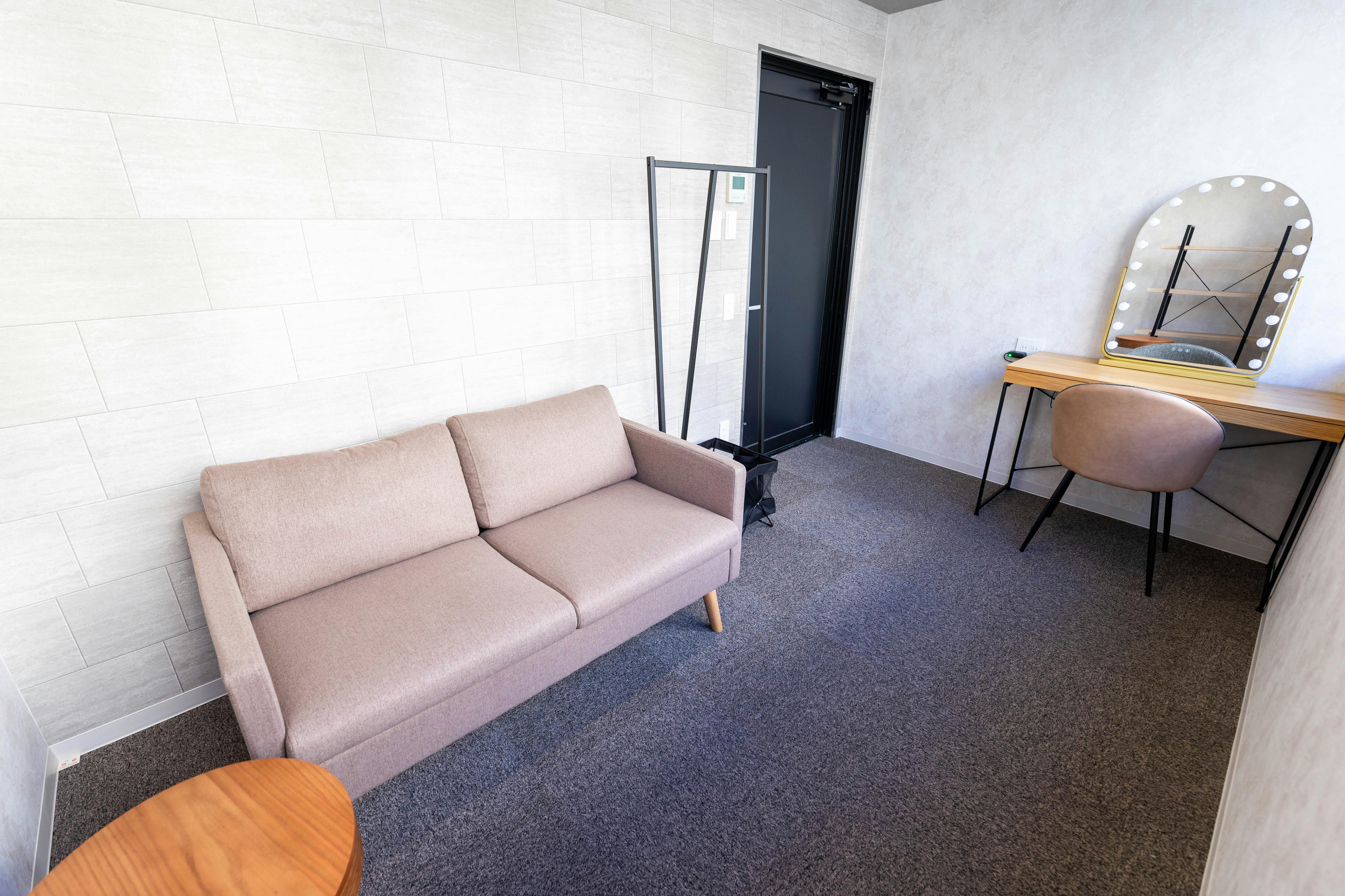 【新橋駅1分】各種パーティーやセミナーに適した黒を基調としたシックな雰囲気の貸切イベントスペース