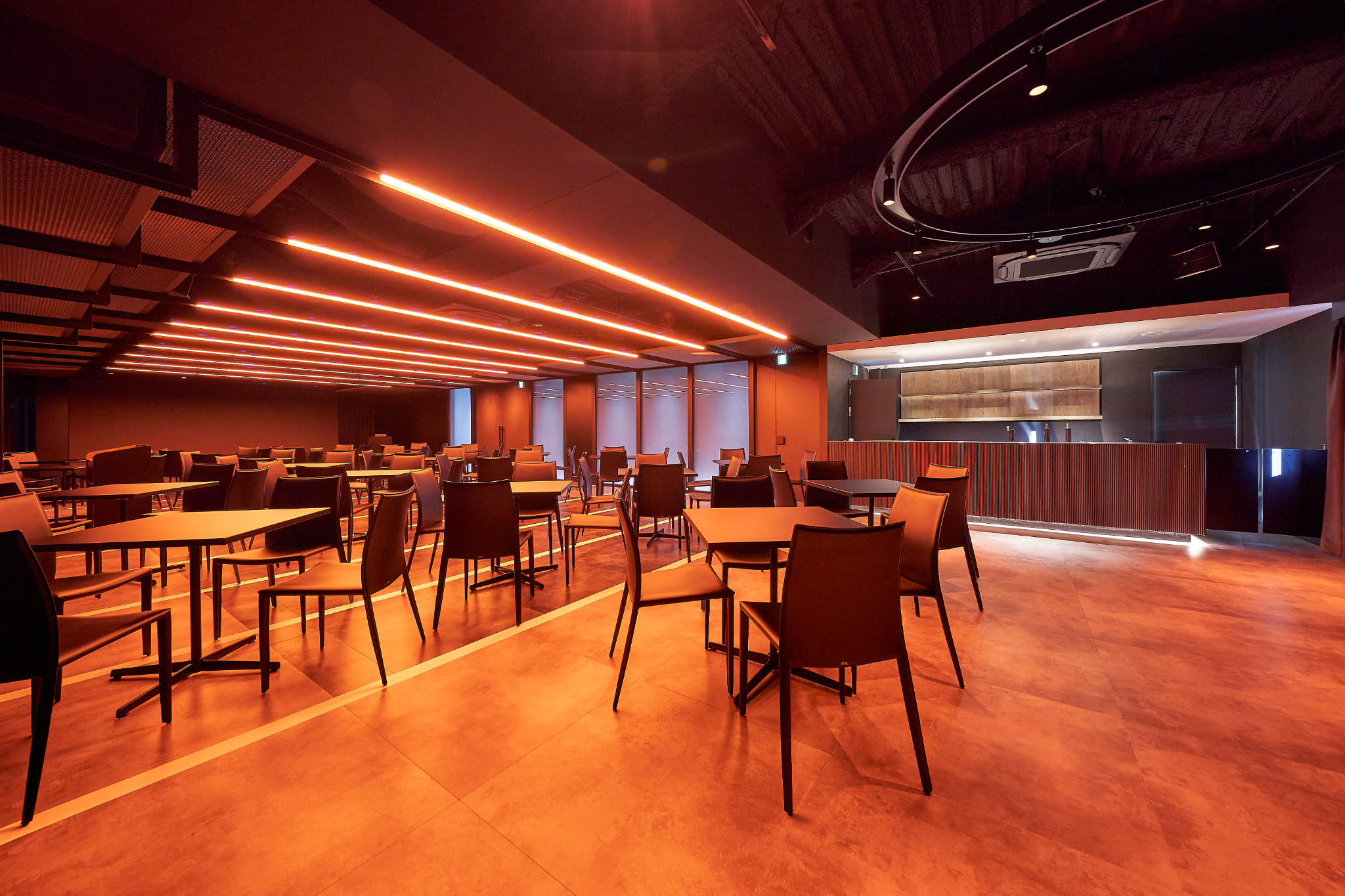 【新橋駅1分】各種パーティーやセミナーに適した黒を基調としたシックな雰囲気の貸切イベントスペース