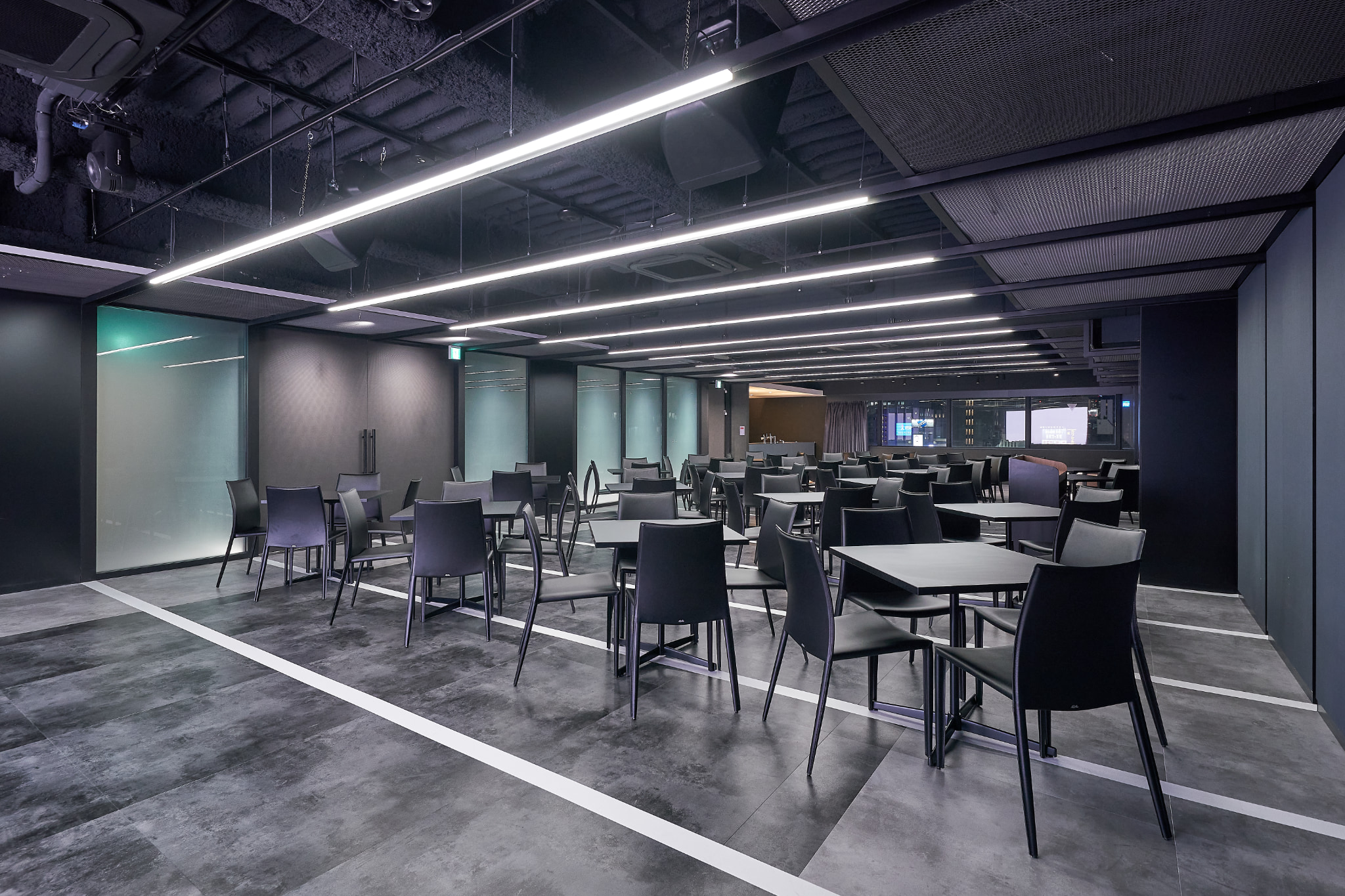 【新橋駅1分】各種パーティーやセミナーに適した黒を基調としたシックな雰囲気の貸切イベントスペース