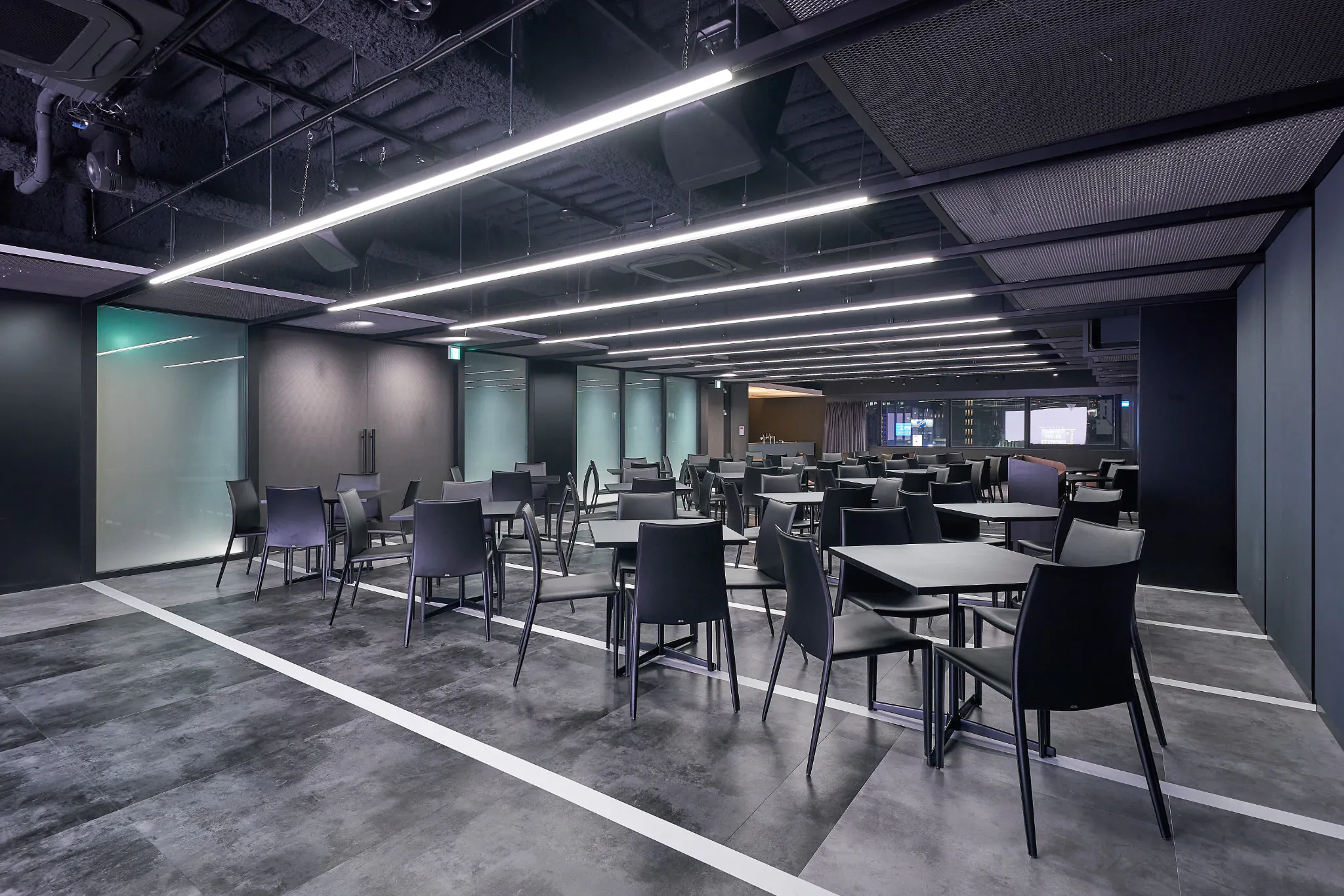 【新橋駅1分】各種パーティーやセミナーに適した黒を基調としたシックな雰囲気の貸切イベントスペース