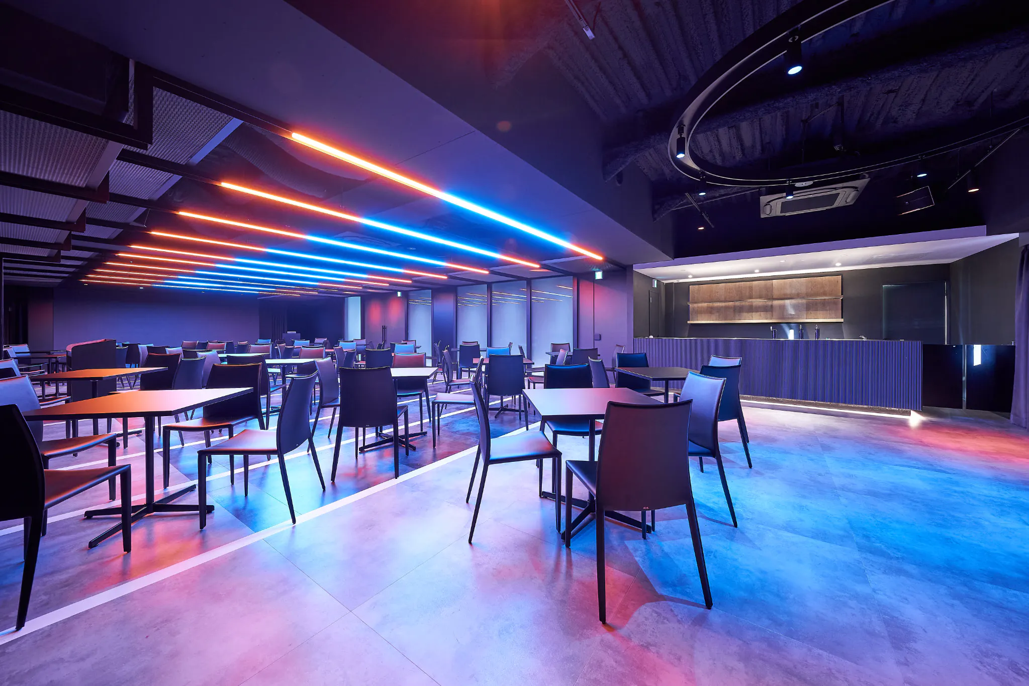 【新橋駅1分】各種パーティーやセミナーに適した黒を基調としたシックな雰囲気の貸切イベントスペース