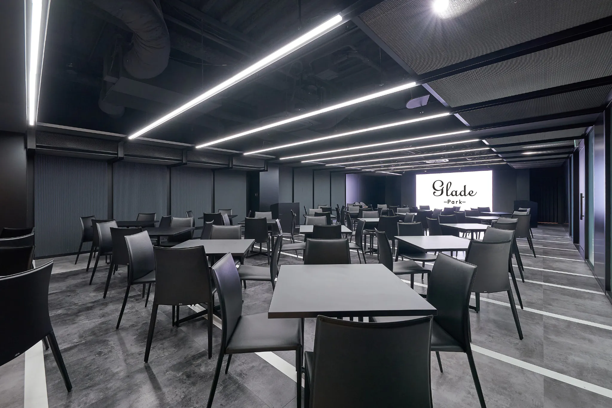 【新橋駅1分】各種パーティーやセミナーに適した黒を基調としたシックな雰囲気の貸切イベントスペース