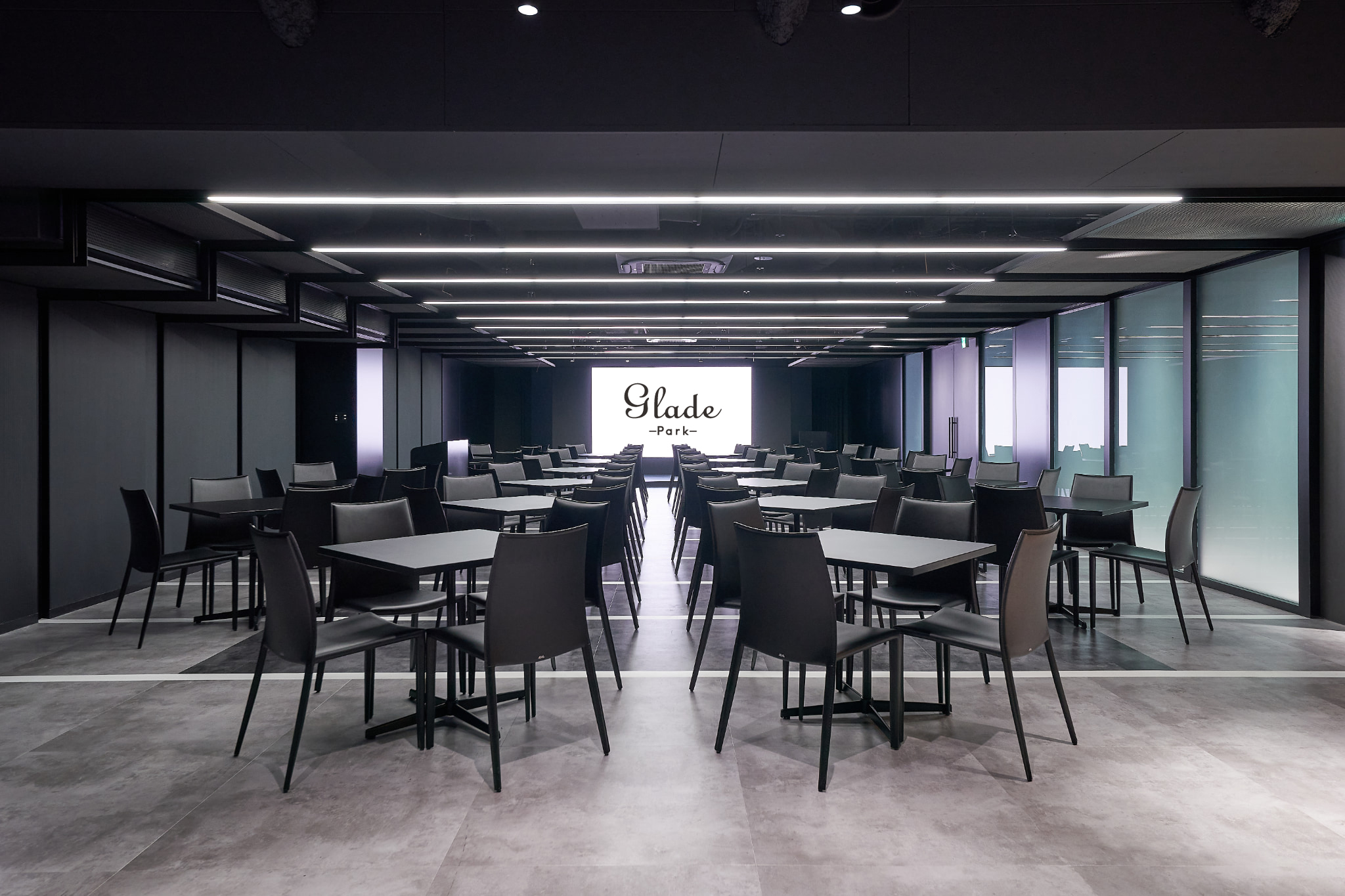 【新橋駅1分】各種パーティーやセミナーに適した黒を基調としたシックな雰囲気の貸切イベントスペース