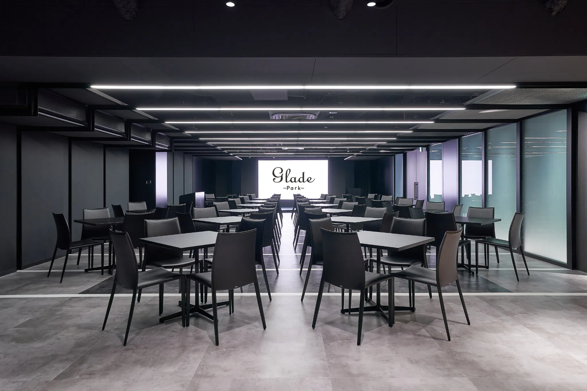 【新橋駅1分】各種パーティーやセミナーに適した黒を基調としたシックな雰囲気の貸切イベントスペース