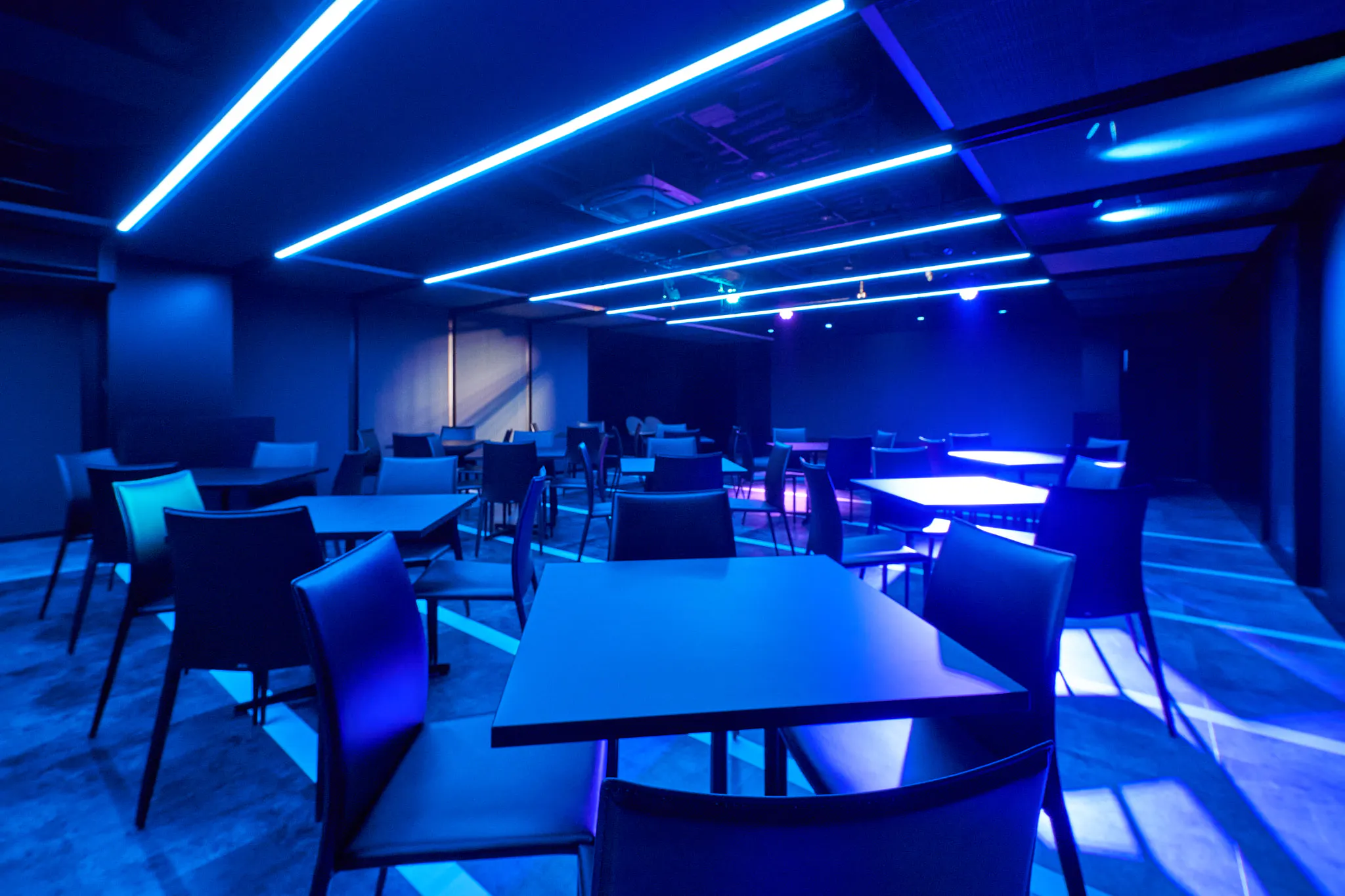 【新橋駅1分】各種パーティーやセミナーに適した黒を基調としたシックな雰囲気の貸切イベントスペース