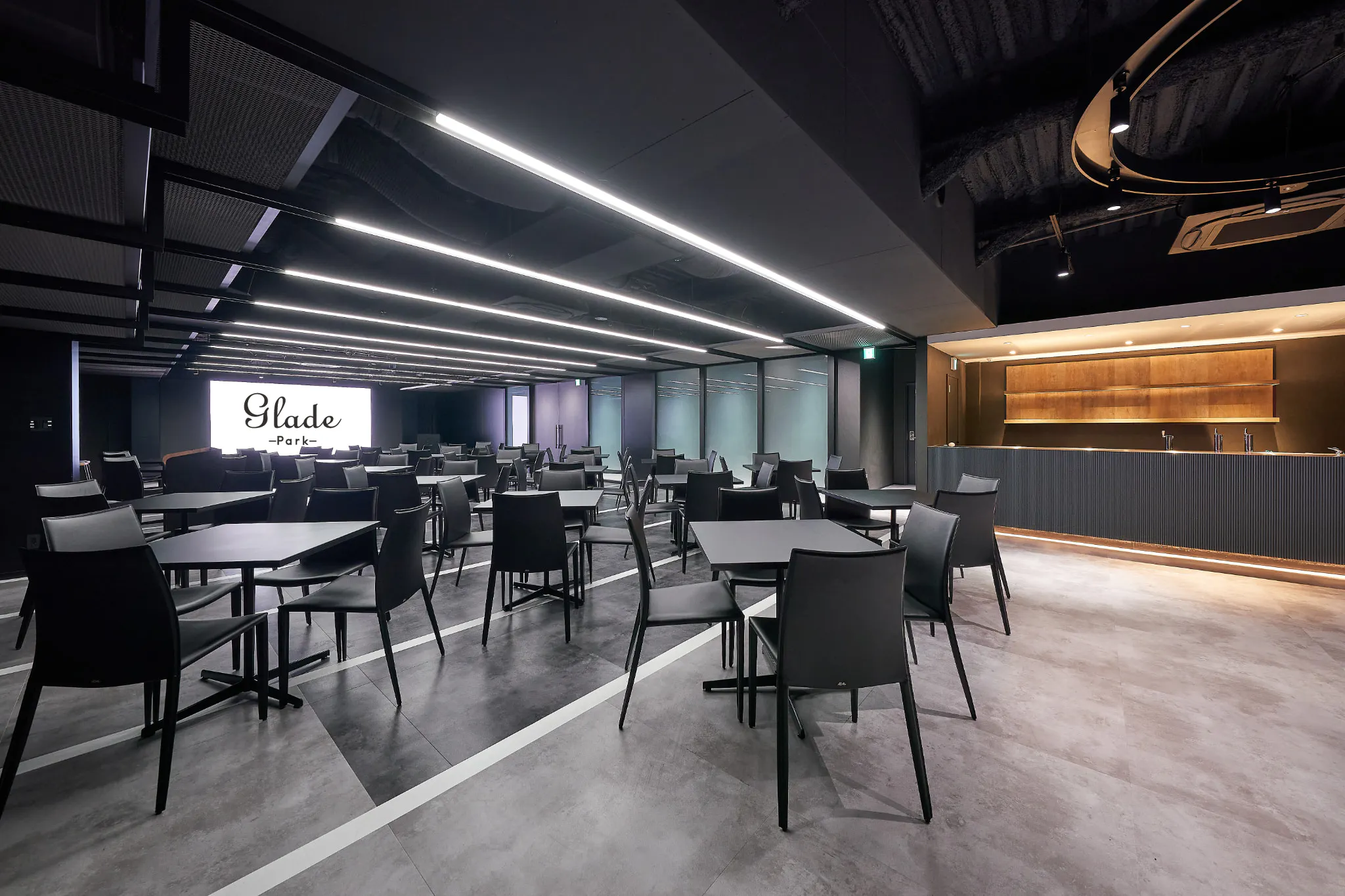 【新橋駅1分】各種パーティーやセミナーに適した黒を基調としたシックな雰囲気の貸切イベントスペース