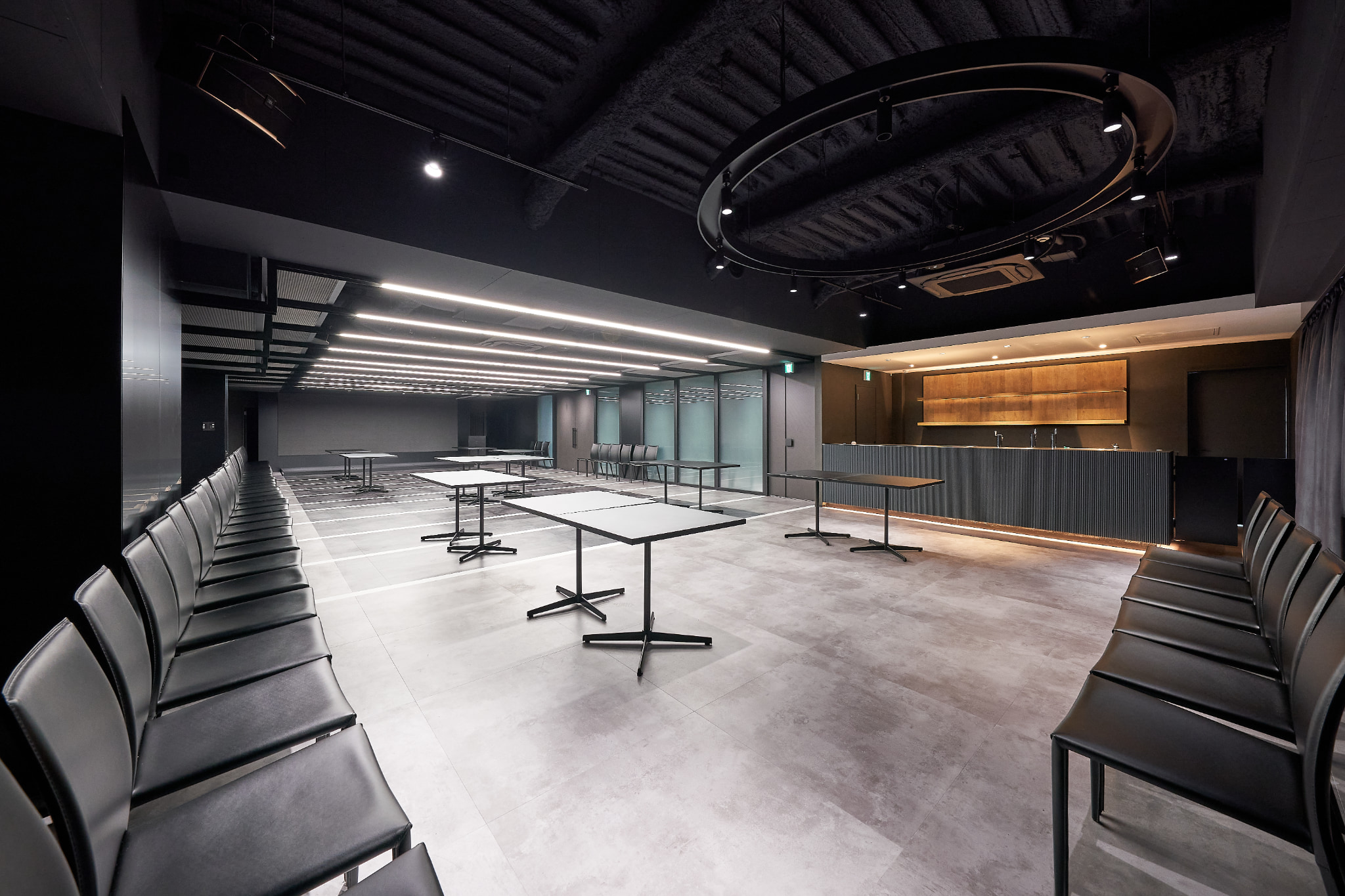 【新橋駅1分】各種パーティーやセミナーに適した黒を基調としたシックな雰囲気の貸切イベントスペース