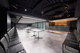 【新橋駅1分】各種パーティーやセミナーに適した黒を基調としたシックな雰囲気の貸切イベントスペース