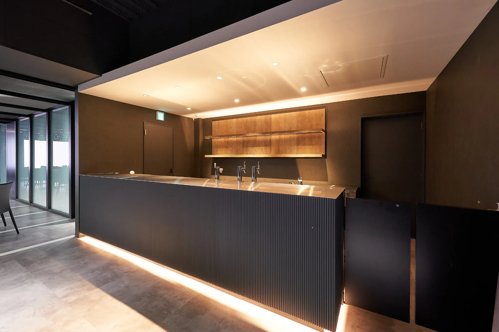 【新橋駅1分】各種パーティーやセミナーに適した黒を基調としたシックな雰囲気の貸切イベントスペース