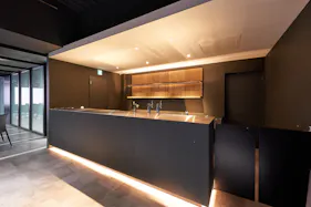 【新橋駅1分】各種パーティーやセミナーに適した黒を基調としたシックな雰囲気の貸切イベントスペース