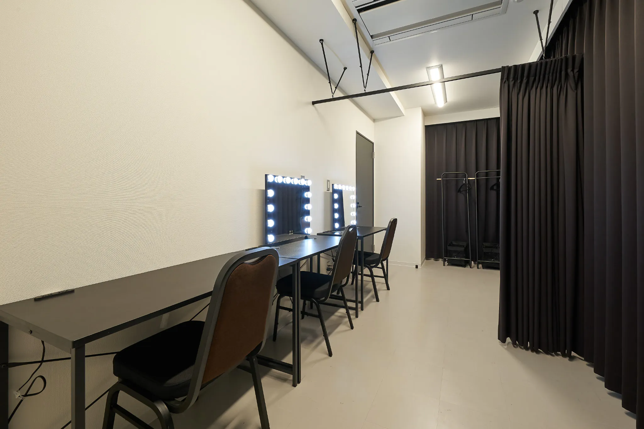 【新橋駅1分】各種パーティーやセミナーに適した黒を基調としたシックな雰囲気の貸切イベントスペース