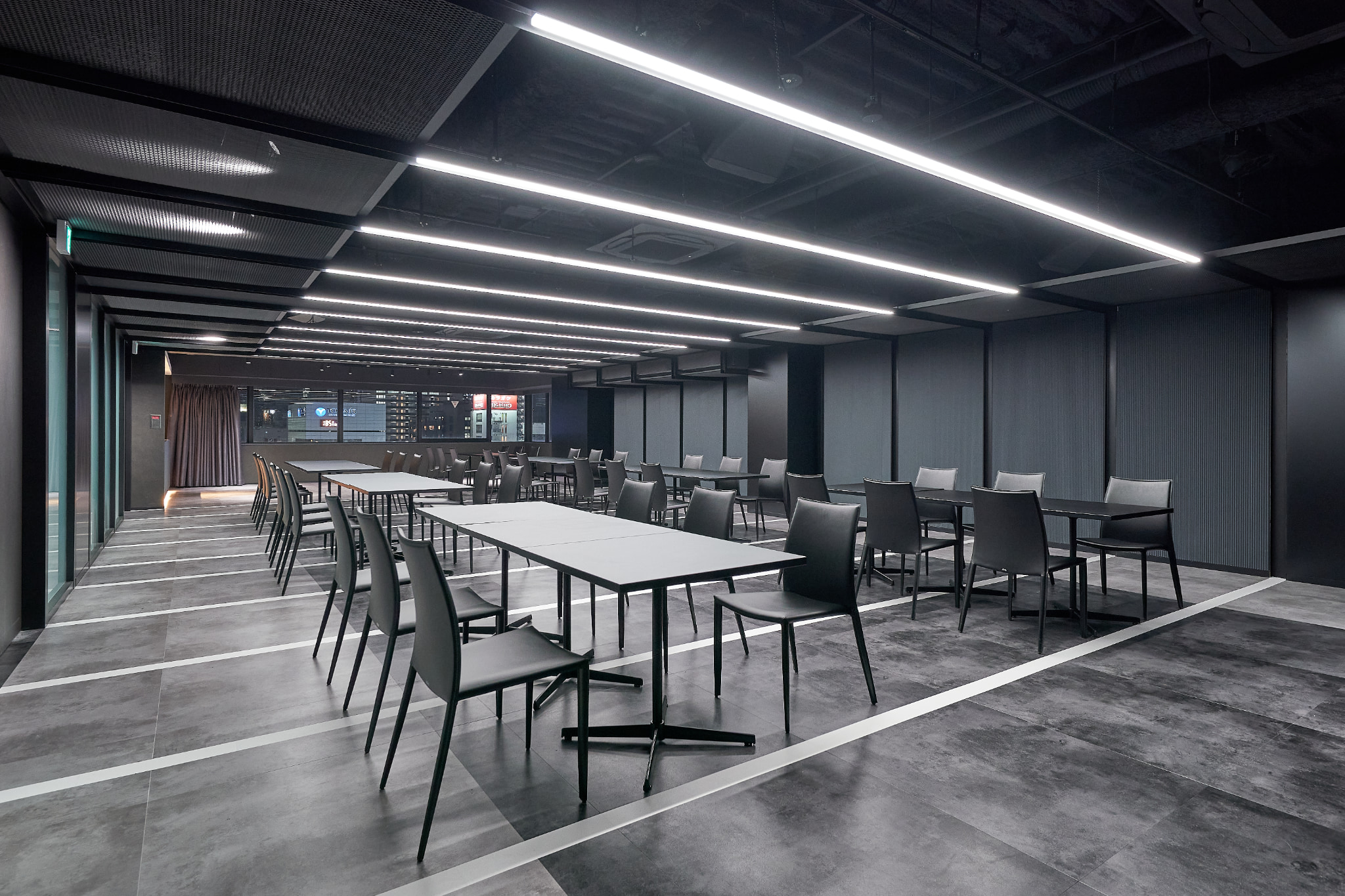 【新橋駅1分】各種パーティーやセミナーに適した黒を基調としたシックな雰囲気の貸切イベントスペース