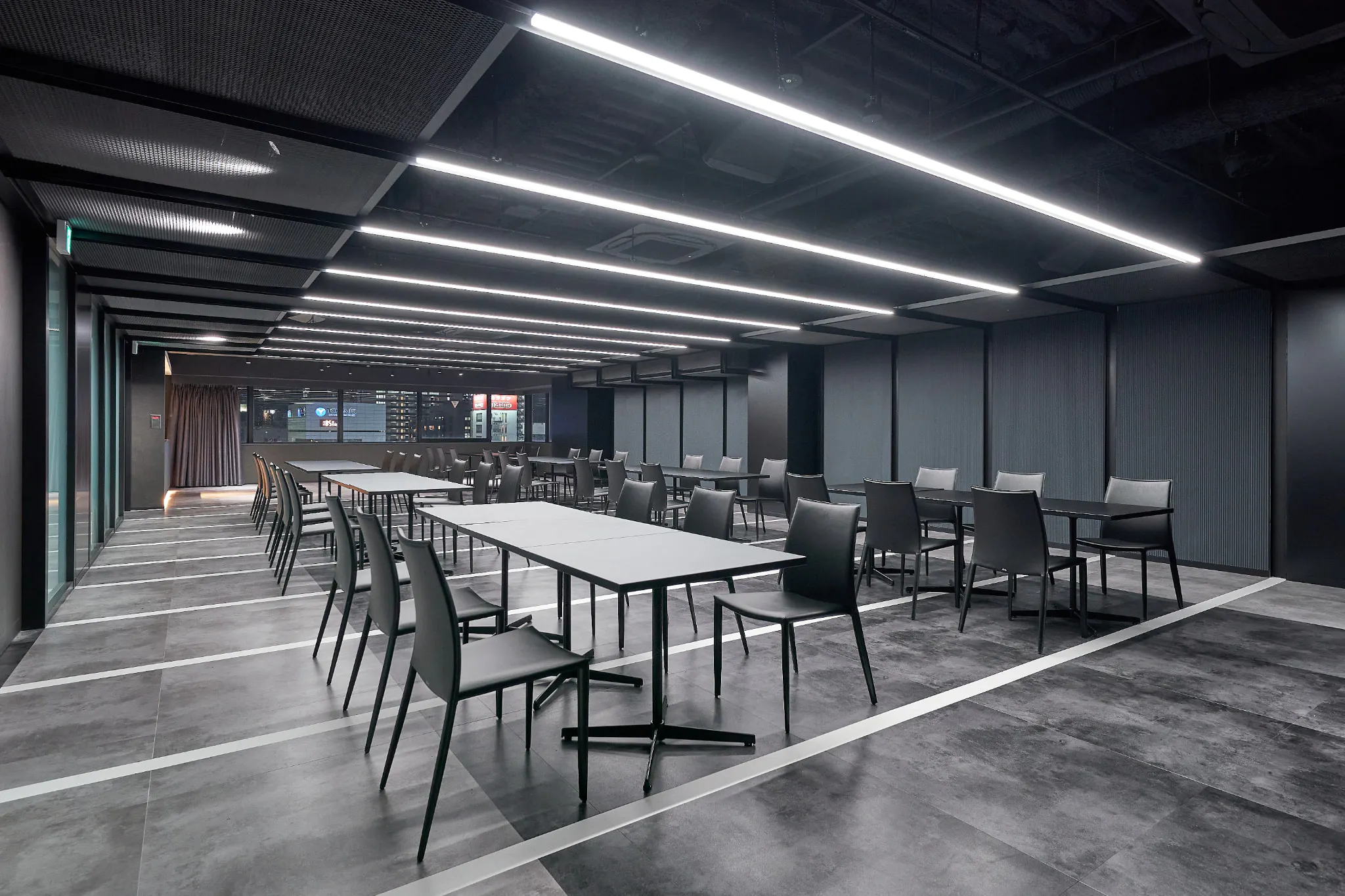 【新橋駅1分】各種パーティーやセミナーに適した黒を基調としたシックな雰囲気の貸切イベントスペース