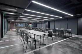 【新橋駅1分】各種パーティーやセミナーに適した黒を基調としたシックな雰囲気の貸切イベントスペース