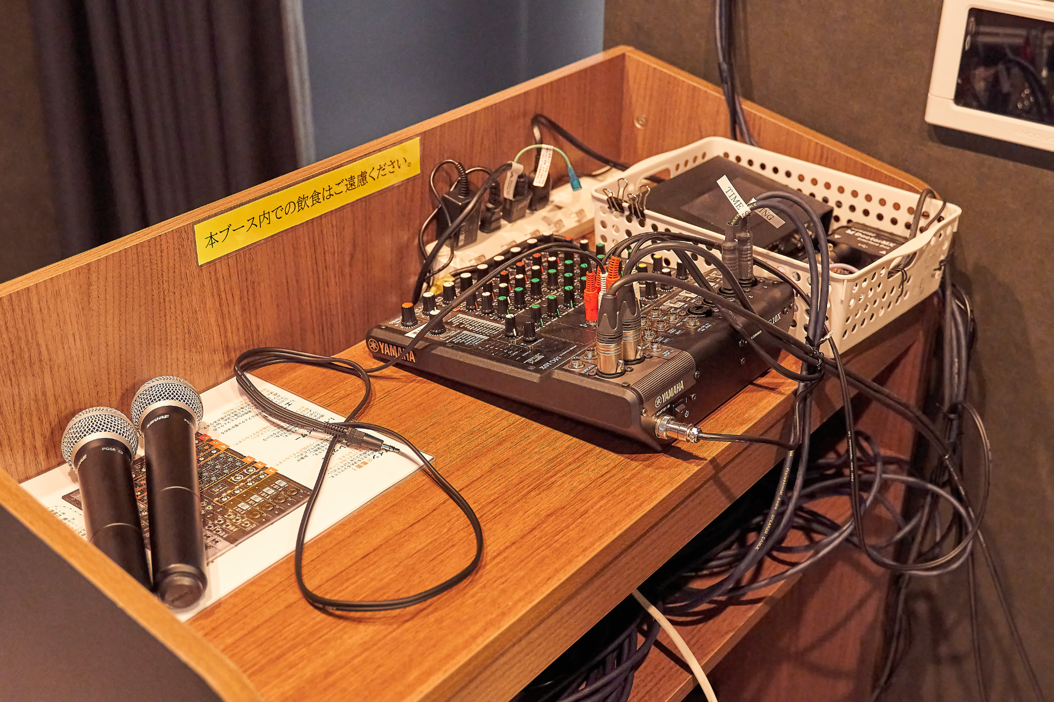 【新橋駅1分】各種パーティーやセミナーに適した黒を基調としたシックな雰囲気の貸切イベントスペース