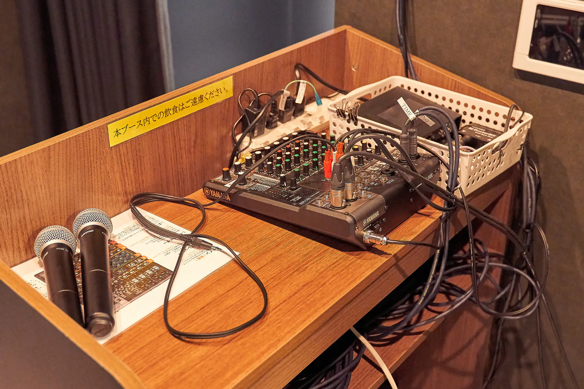 【新橋駅1分】各種パーティーやセミナーに適した黒を基調としたシックな雰囲気の貸切イベントスペース