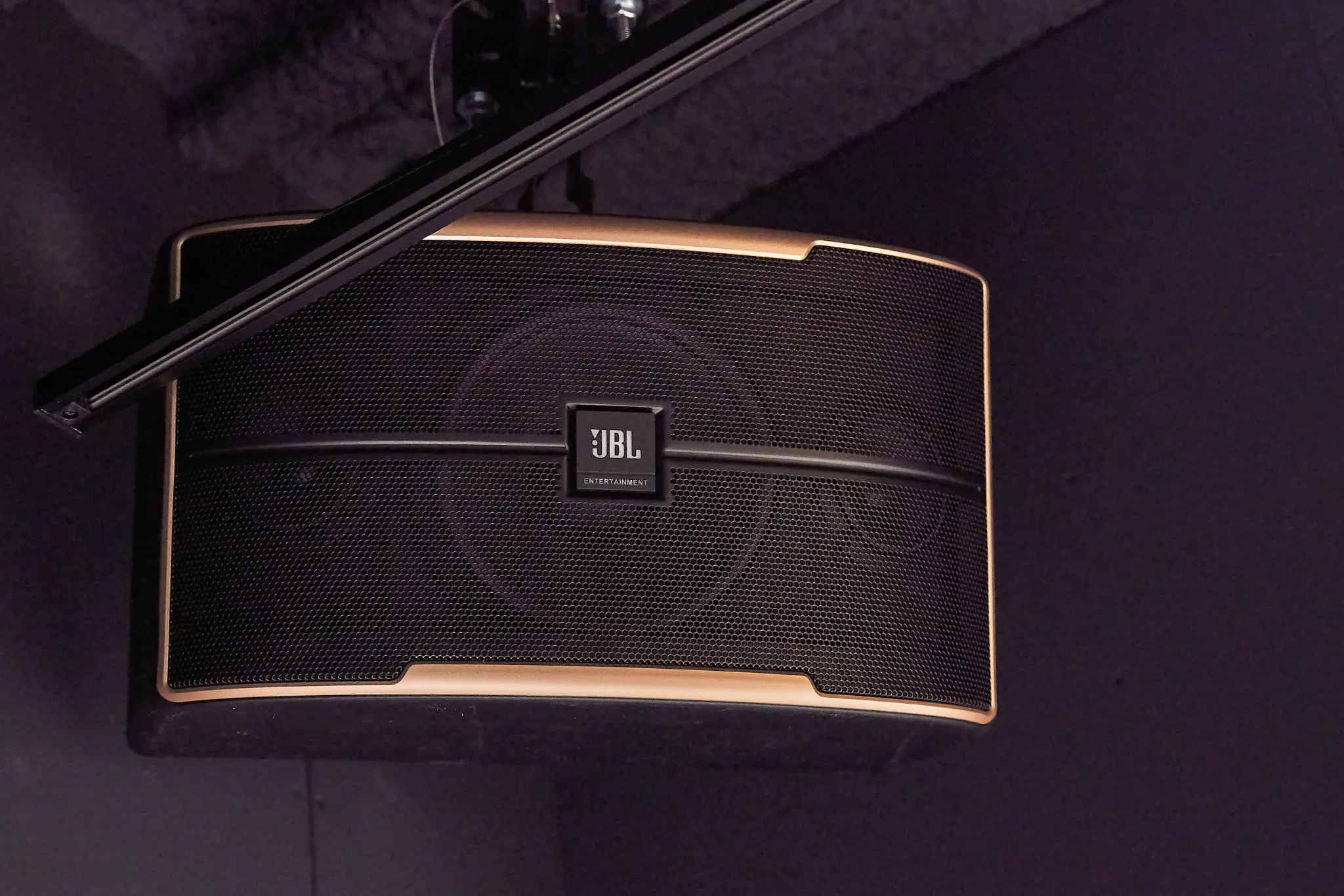 【新橋駅1分】各種パーティーやセミナーに適した黒を基調としたシックな雰囲気の貸切イベントスペース