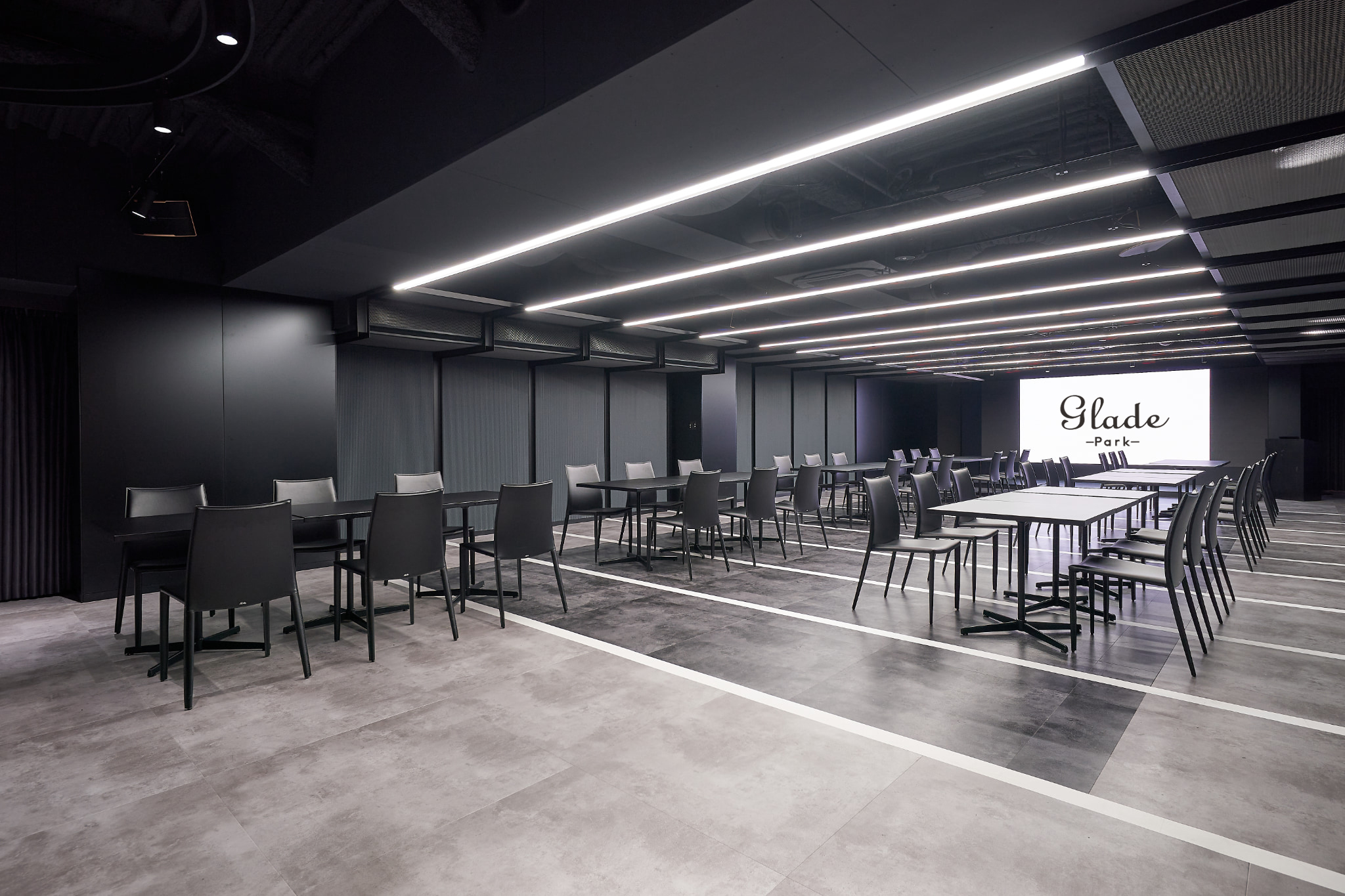 【新橋駅1分】各種パーティーやセミナーに適した黒を基調としたシックな雰囲気の貸切イベントスペース