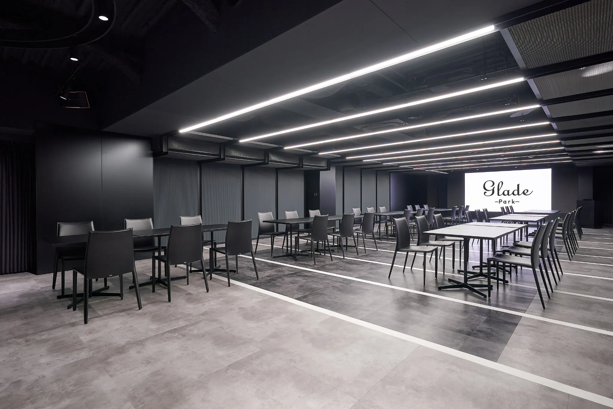 【新橋駅1分】各種パーティーやセミナーに適した黒を基調としたシックな雰囲気の貸切イベントスペース