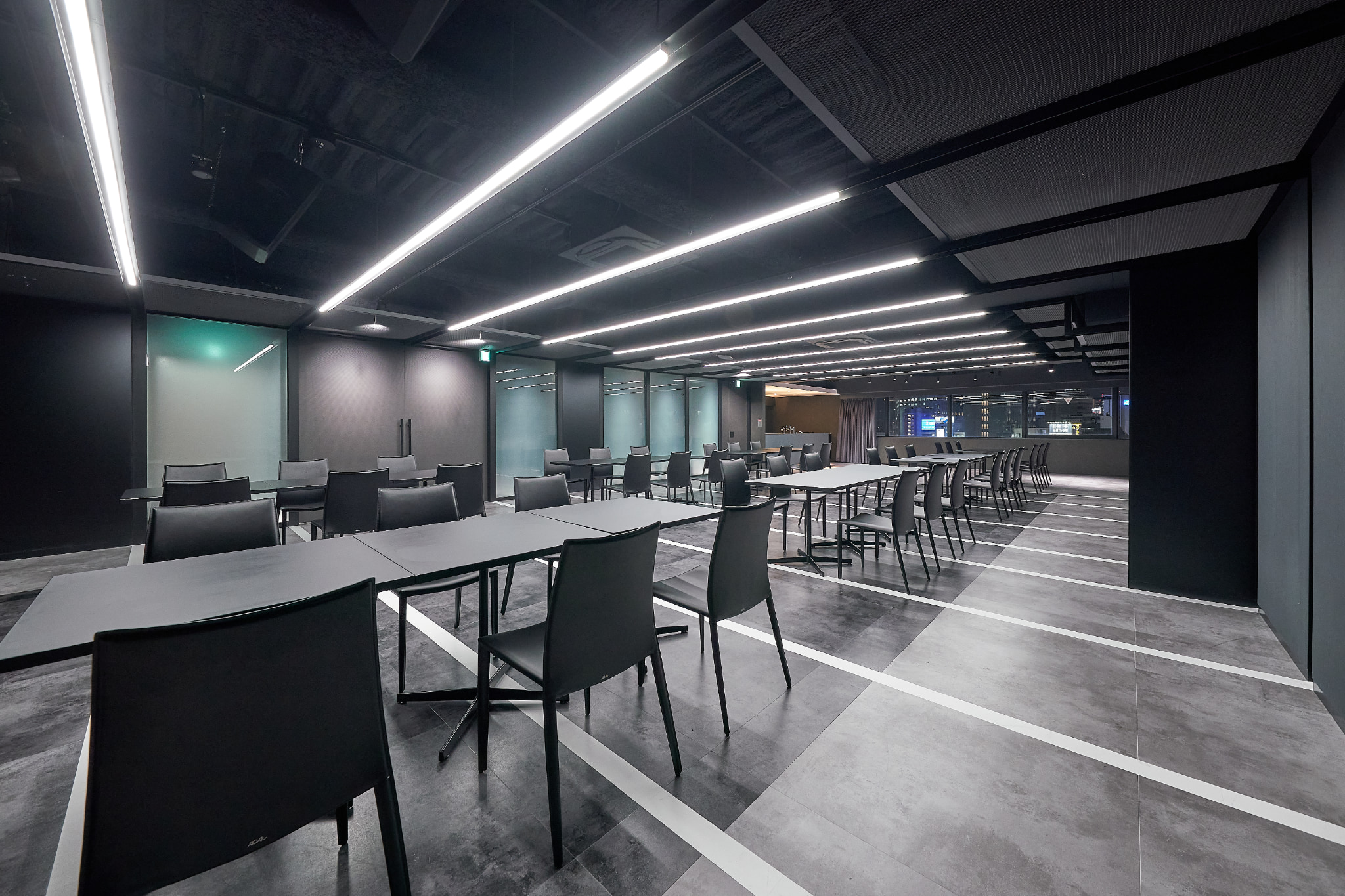 【新橋駅1分】各種パーティーやセミナーに適した黒を基調としたシックな雰囲気の貸切イベントスペース