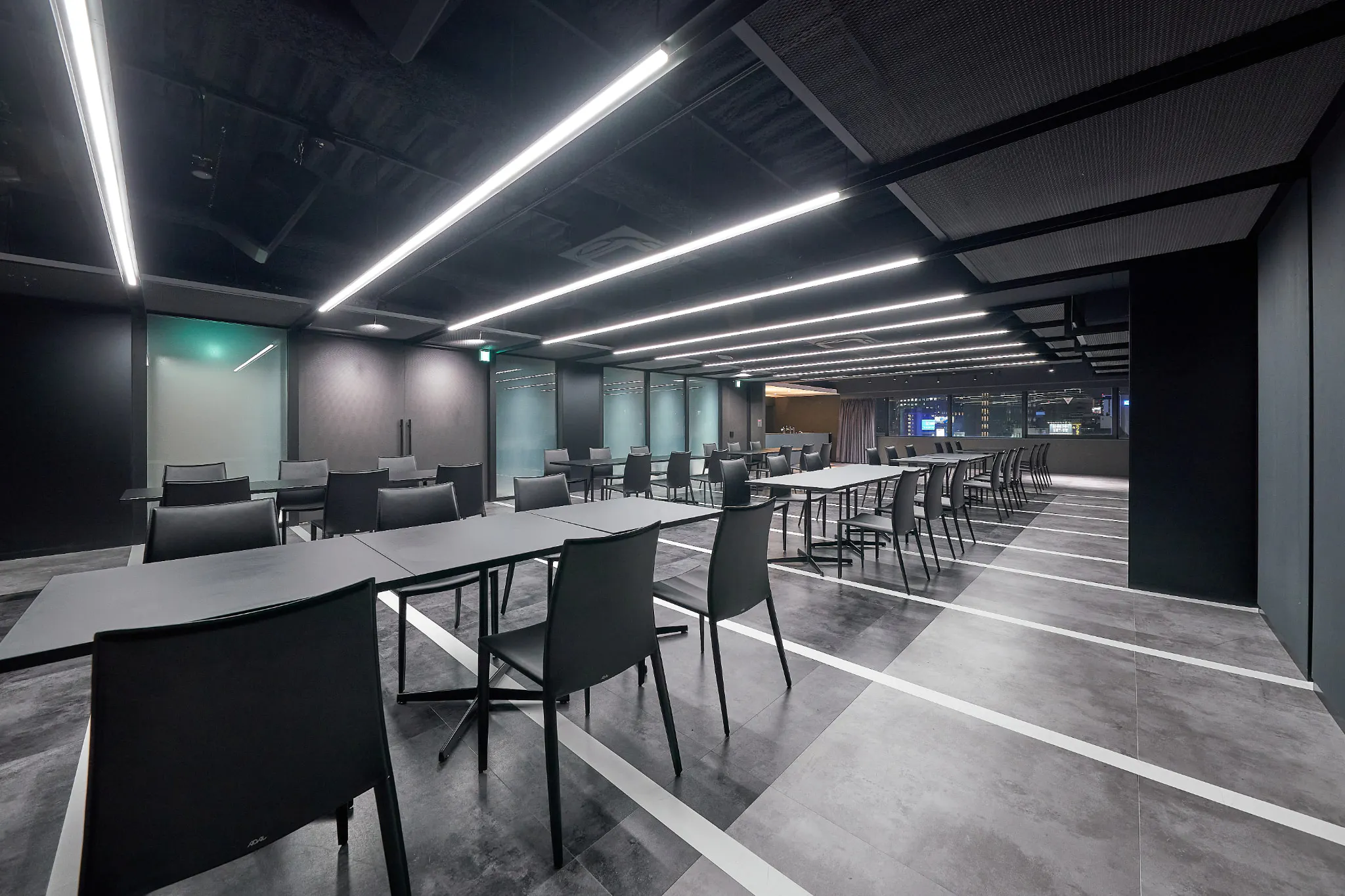 【新橋駅1分】各種パーティーやセミナーに適した黒を基調としたシックな雰囲気の貸切イベントスペース