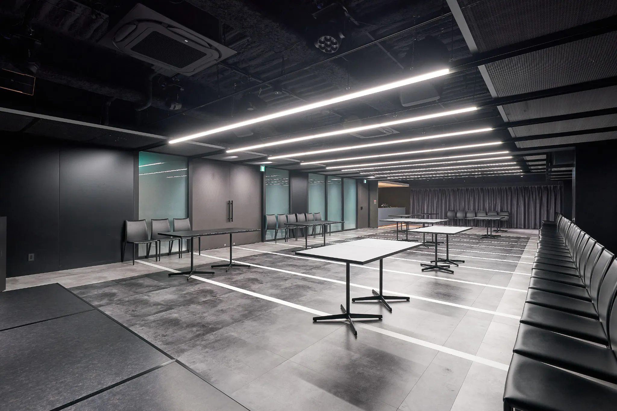 【新橋駅1分】各種パーティーやセミナーに適した黒を基調としたシックな雰囲気の貸切イベントスペース