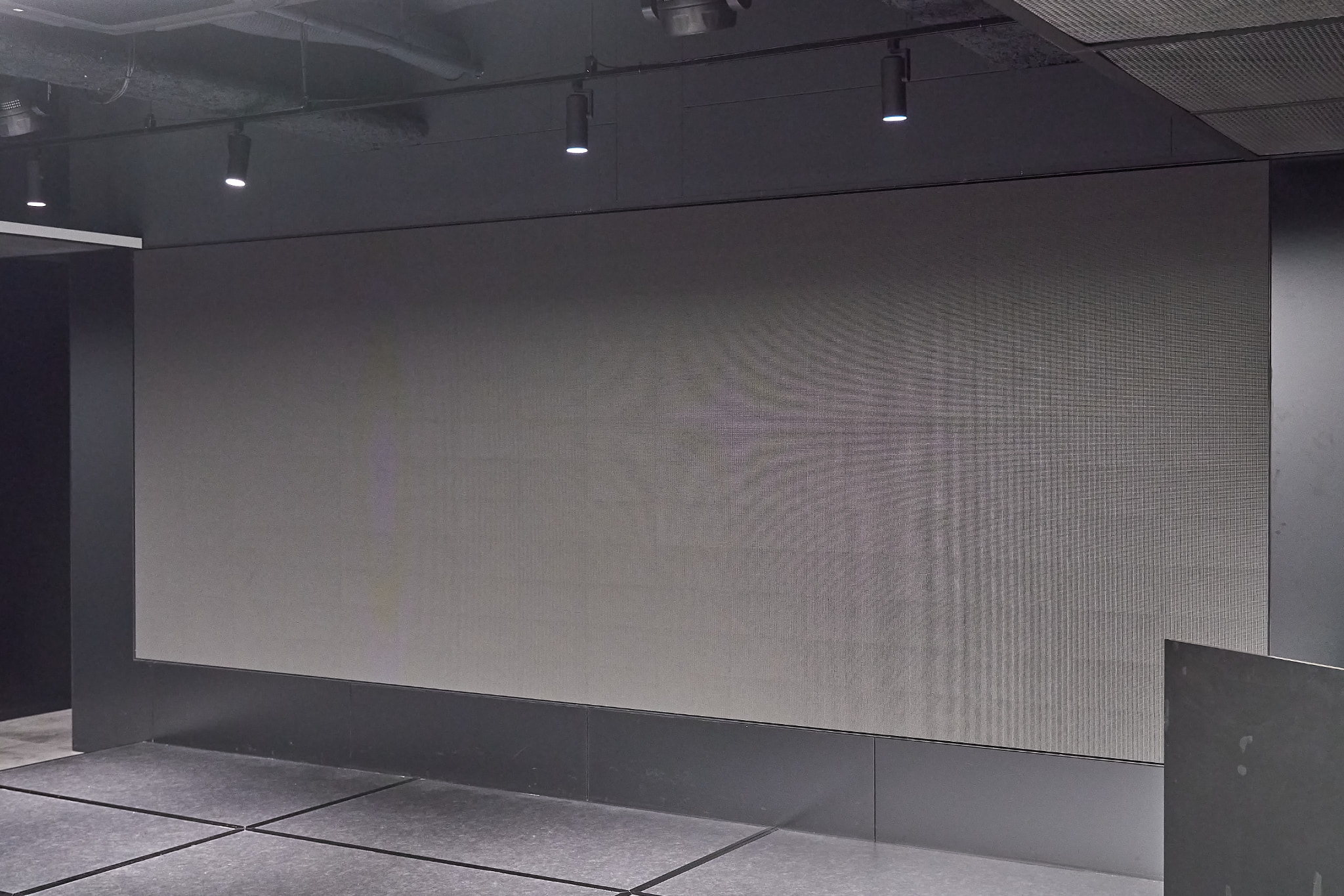 【新橋駅1分】各種パーティーやセミナーに適した黒を基調としたシックな雰囲気の貸切イベントスペース