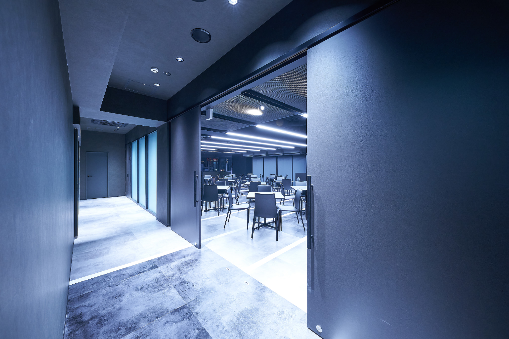 【新橋駅1分】各種パーティーやセミナーに適した黒を基調としたシックな雰囲気の貸切イベントスペース