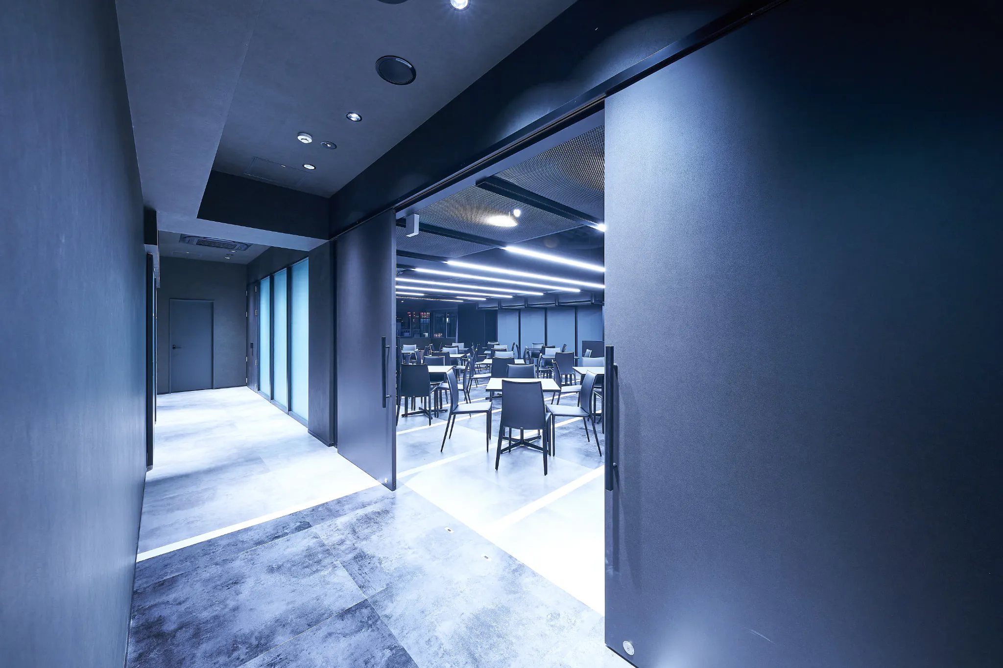 【新橋駅1分】各種パーティーやセミナーに適した黒を基調としたシックな雰囲気の貸切イベントスペース