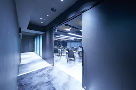 【新橋駅1分】各種パーティーやセミナーに適した黒を基調としたシックな雰囲気の貸切イベントスペース