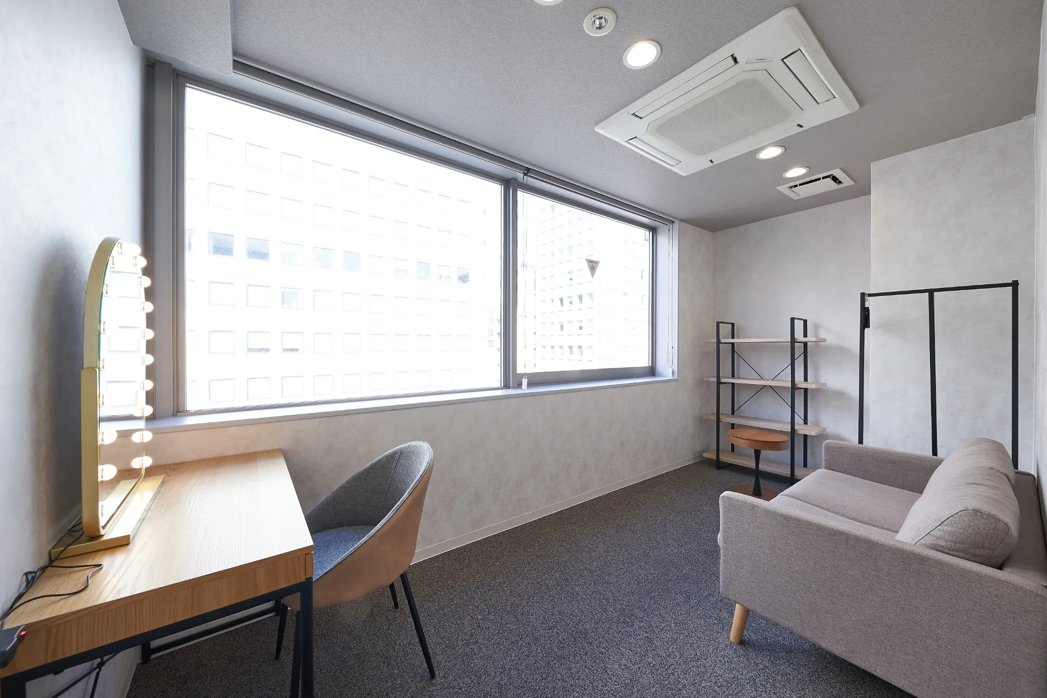 【新橋駅1分】各種パーティーやセミナーに適した黒を基調としたシックな雰囲気の貸切イベントスペース