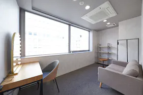 【新橋駅1分】各種パーティーやセミナーに適した黒を基調としたシックな雰囲気の貸切イベントスペース