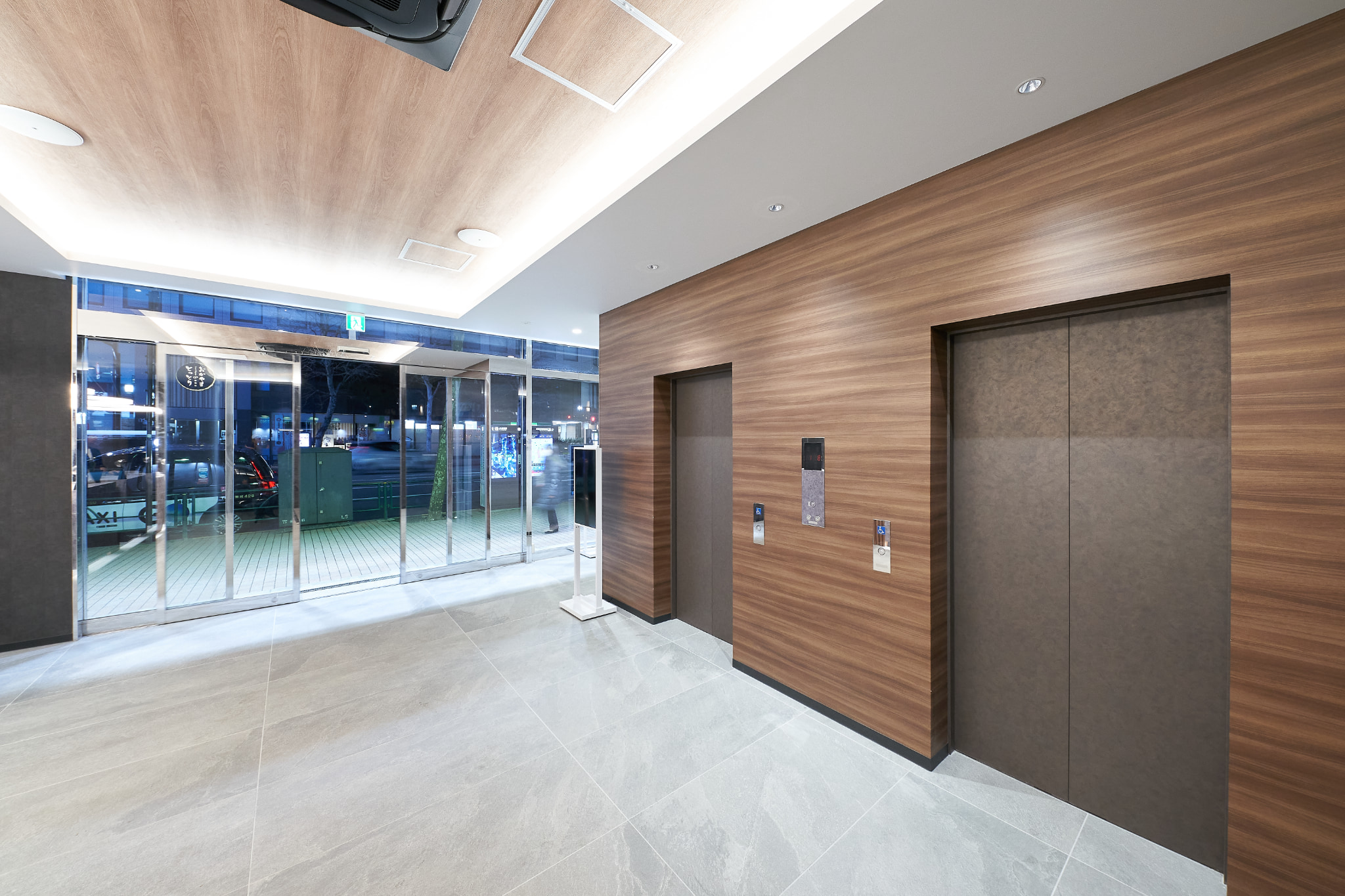 【新橋駅1分】各種パーティーやセミナーに適した黒を基調としたシックな雰囲気の貸切イベントスペース