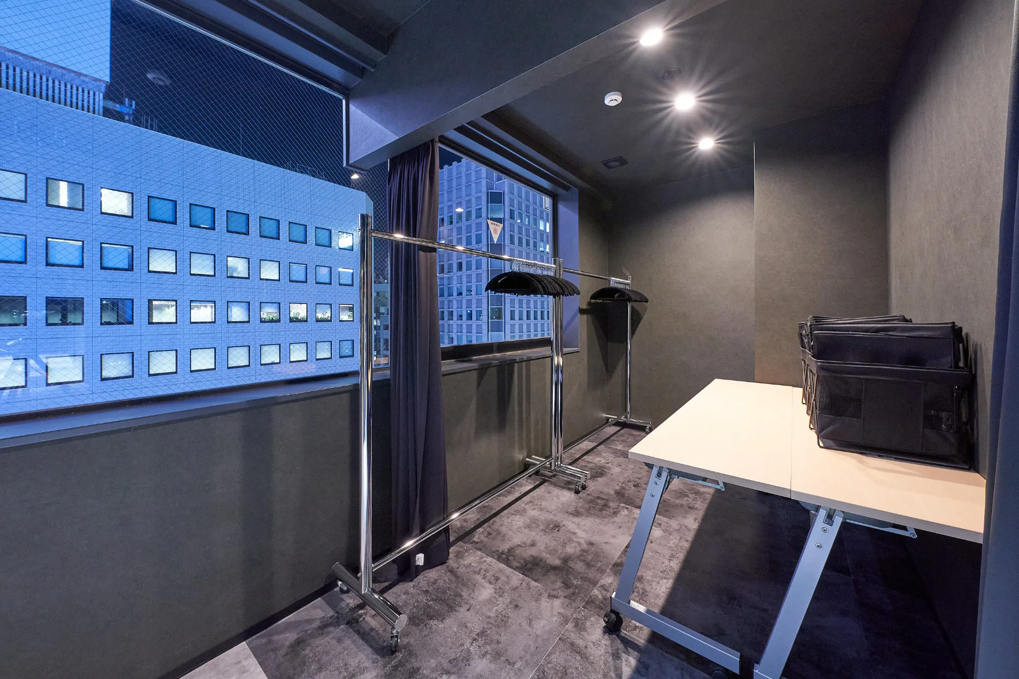 【新橋駅1分】各種パーティーやセミナーに適した黒を基調としたシックな雰囲気の貸切イベントスペース