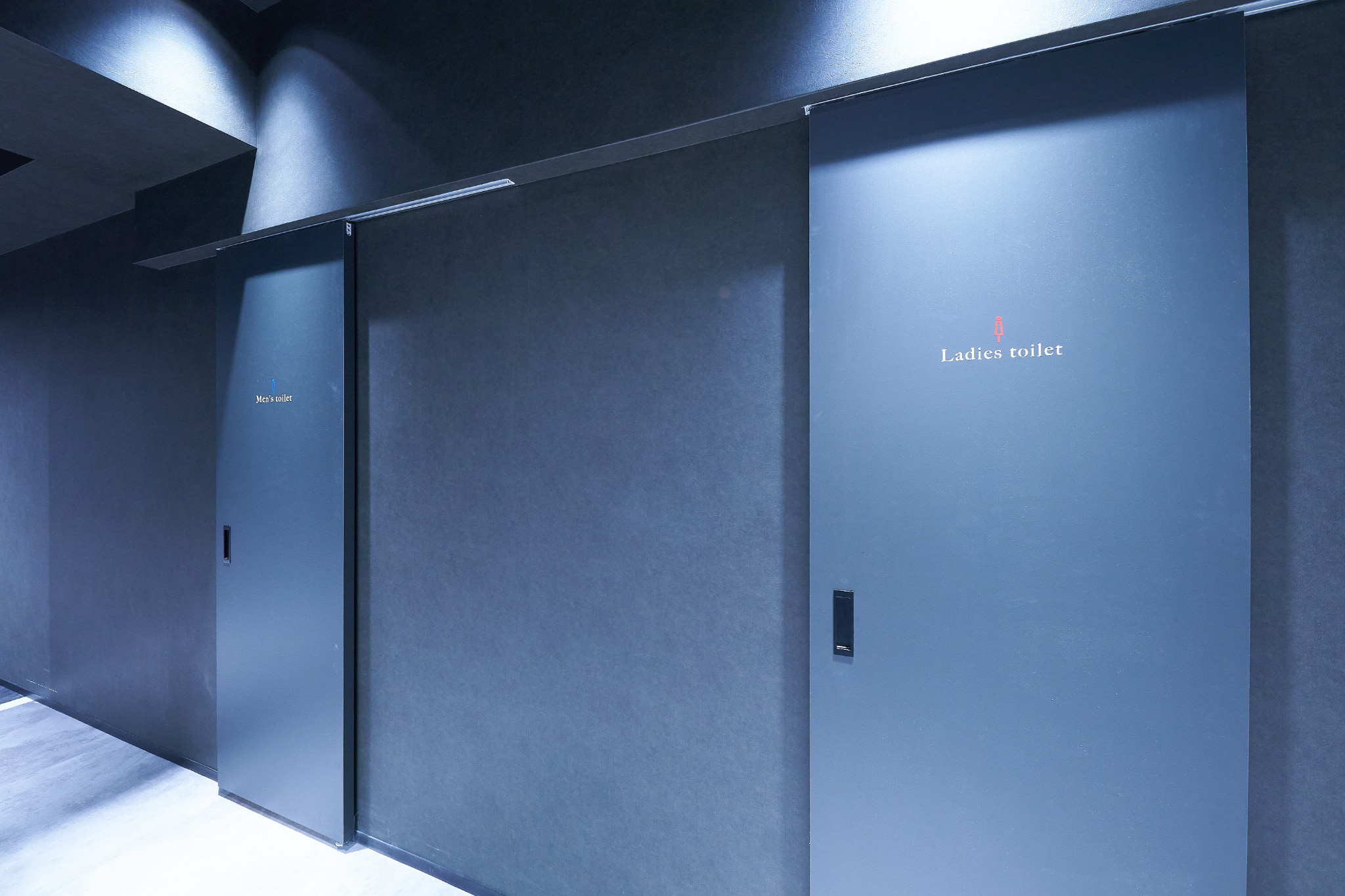 【新橋駅1分】各種パーティーやセミナーに適した黒を基調としたシックな雰囲気の貸切イベントスペース