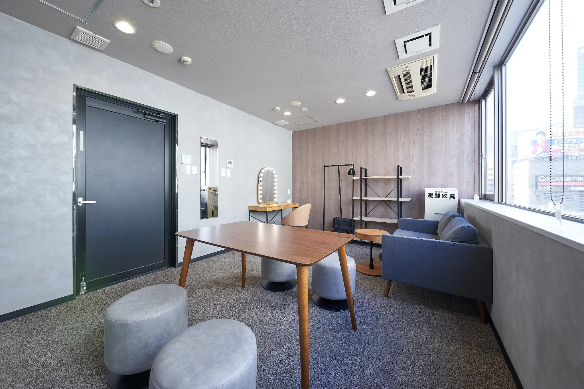 【新橋駅1分】各種パーティーやセミナーに適した黒を基調としたシックな雰囲気の貸切イベントスペース