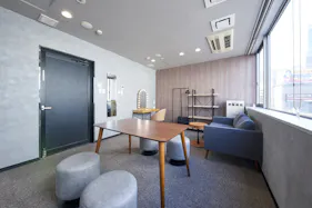 【新橋駅1分】各種パーティーやセミナーに適した黒を基調としたシックな雰囲気の貸切イベントスペース