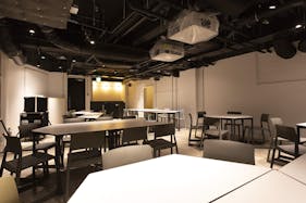 【新御茶ノ水駅2分】ファッション関係の展示会場や撮影などに最適な白壁と打ちっ放しの床を基調とした清潔感のイベントスペース
