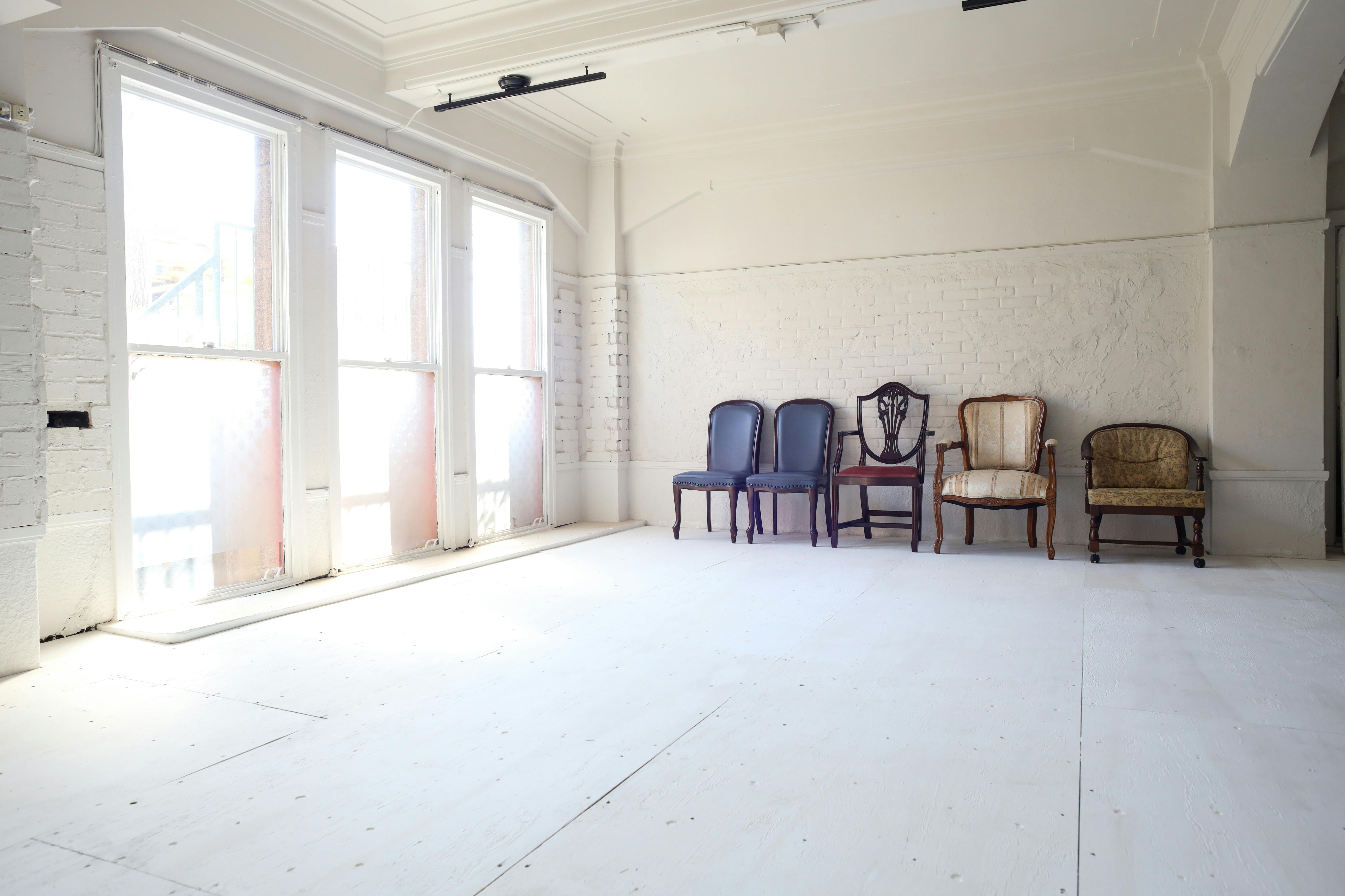 アンティークな椅子も随時入荷