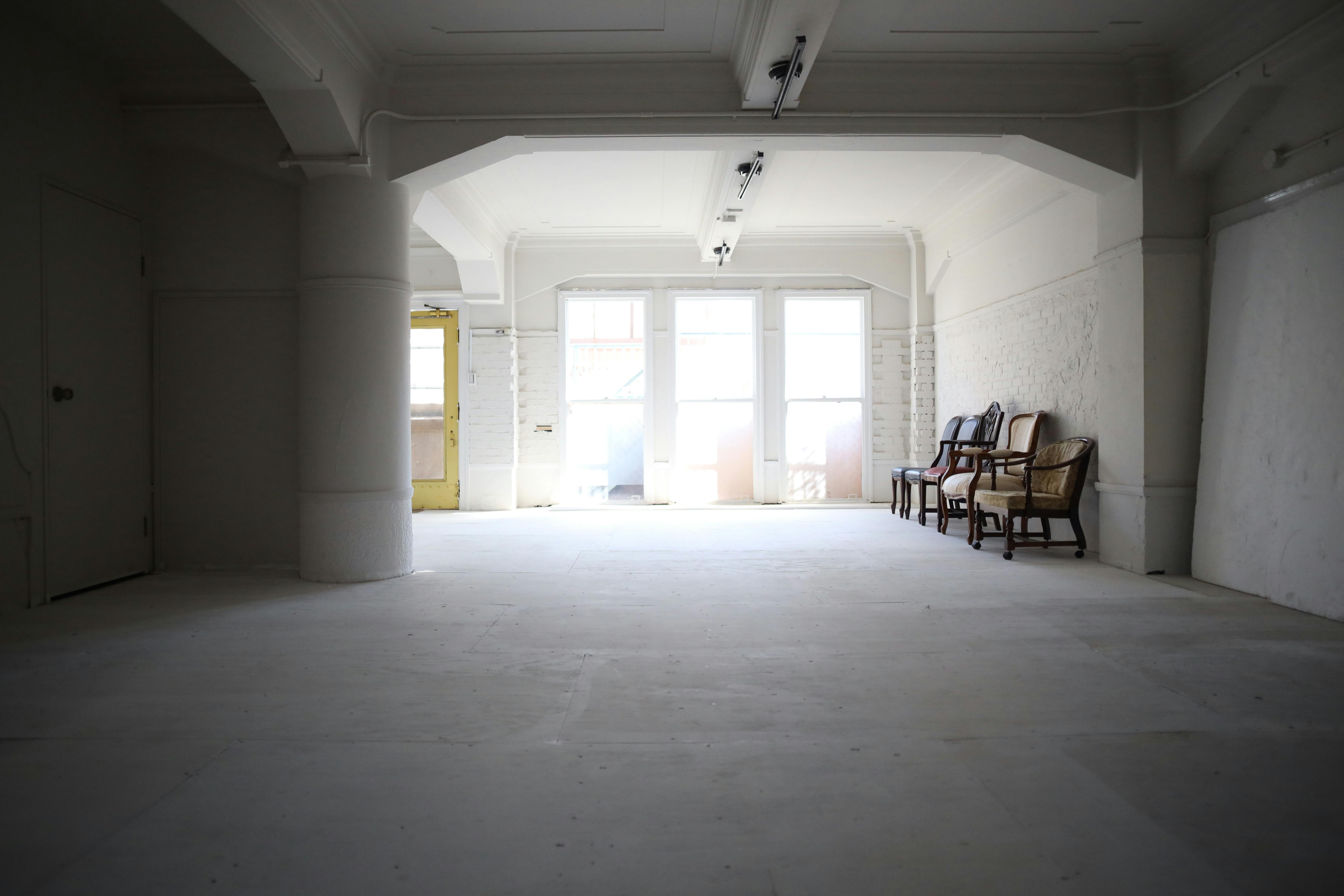 南側の窓から柔らかい自然光が差し込む