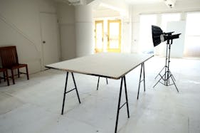 【大阪港駅4分】海近くのレトロビル1F|窓から自然光が入る広い空間|駐車2台可|ペット撮影要相談