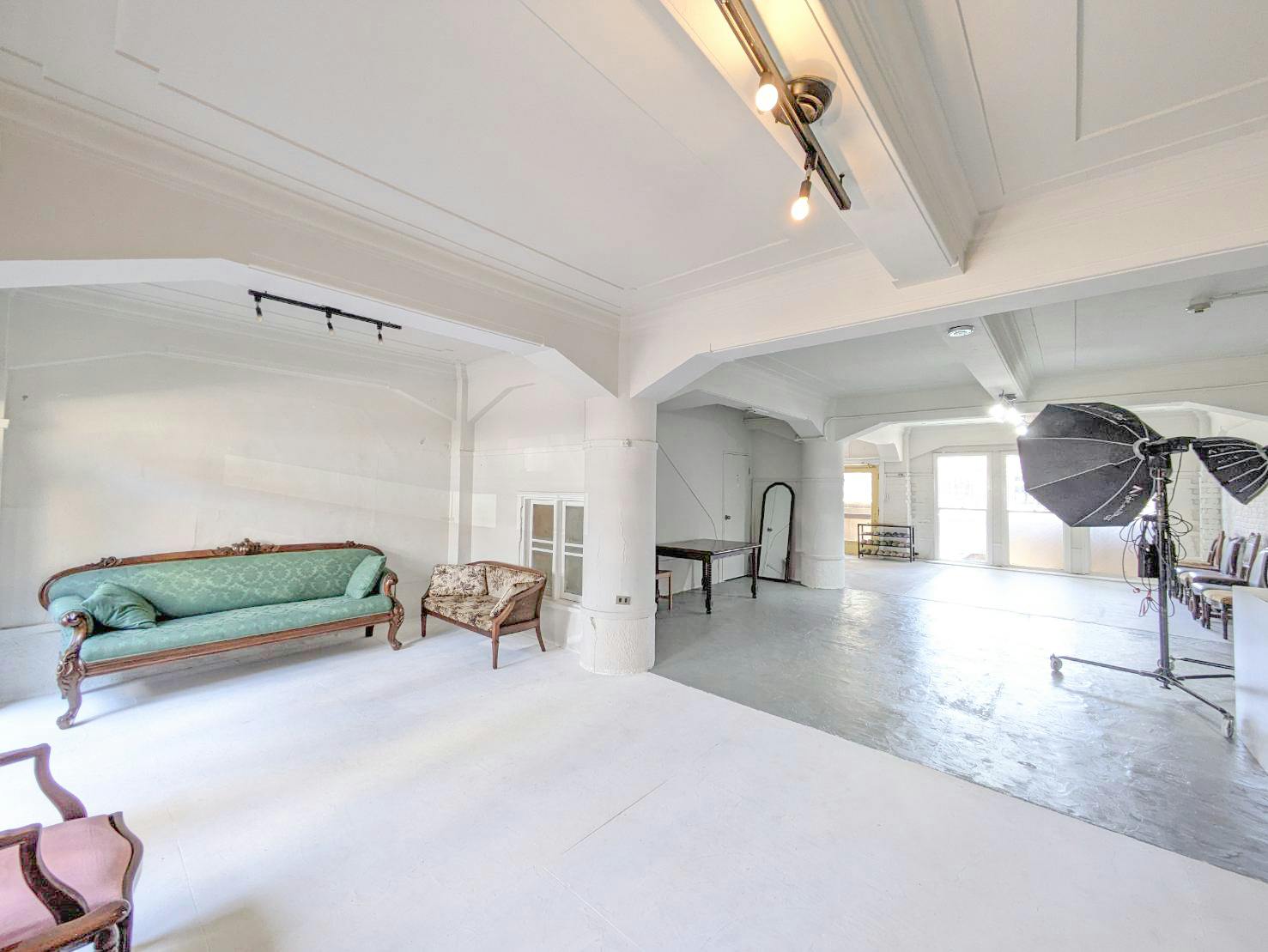 白ベースの広々としたメインスペース(一部床がモルタルです)