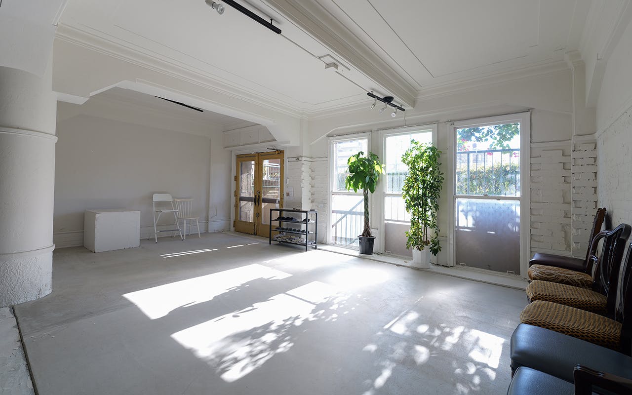 【大阪港駅4分】海近くのレトロビル1F｜窓から自然光が入る広い空間｜駐車2台可｜ペット撮影要相談の画像