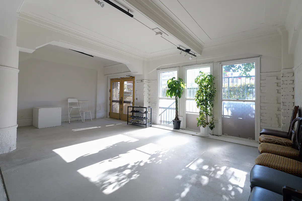 【大阪港駅4分】海近くのレトロビル1F|窓から自然光が入る広い空間|駐車2台可|ペット撮影要相談